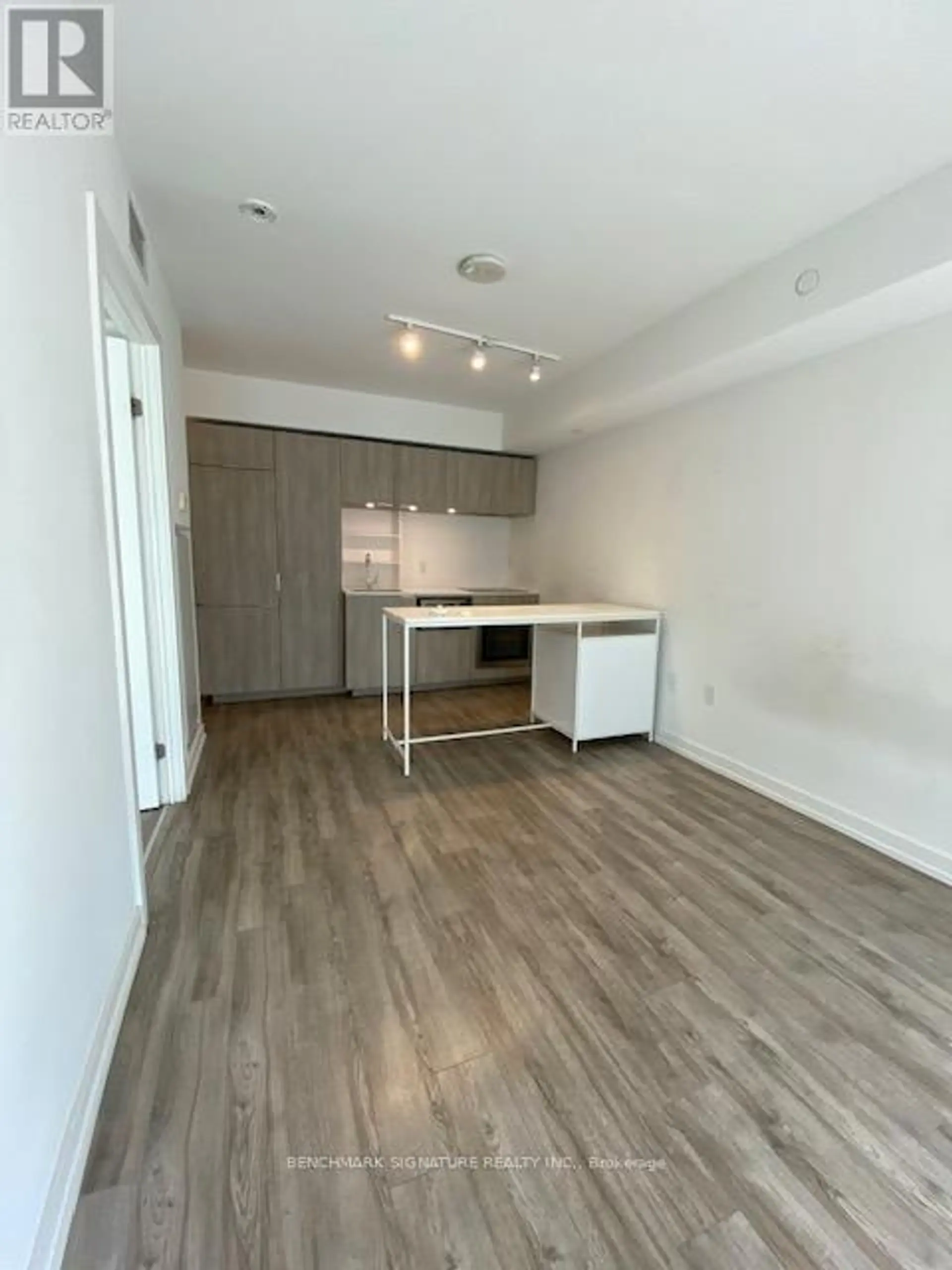 #603 77 SHUTER STREET - Image 3