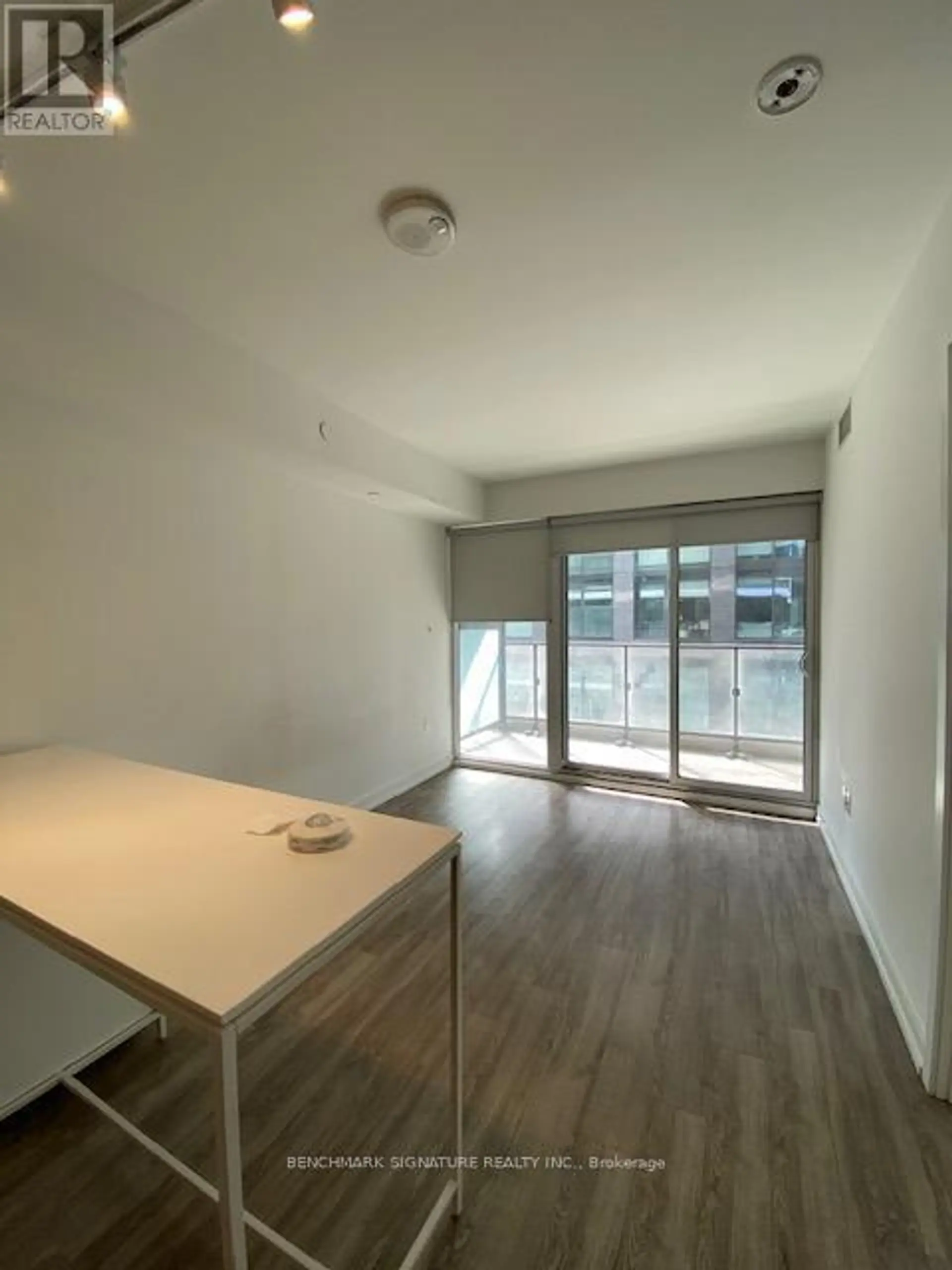#603 77 SHUTER STREET - Image 4