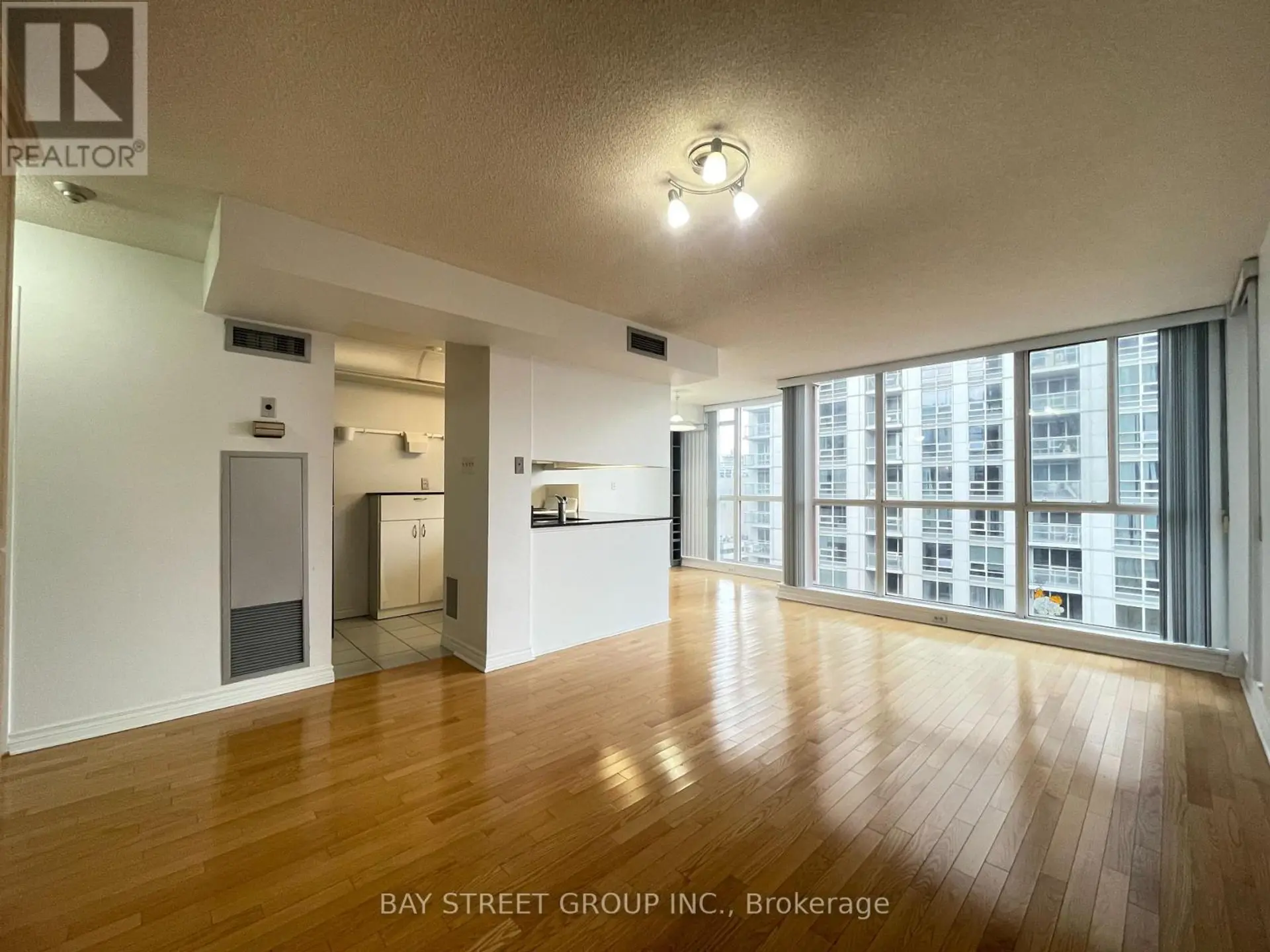 #1910 736 BAY STREET - Image 2
