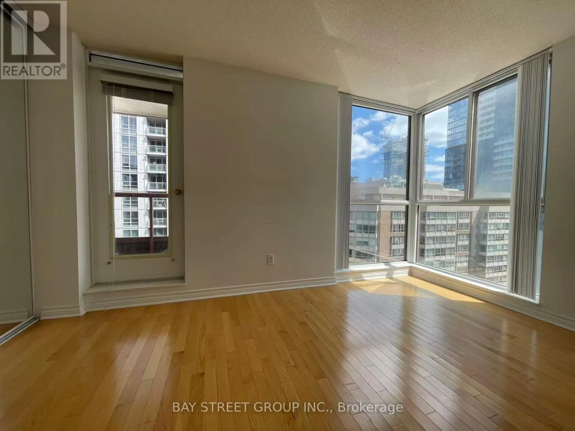#1910 736 BAY STREET - Image 9