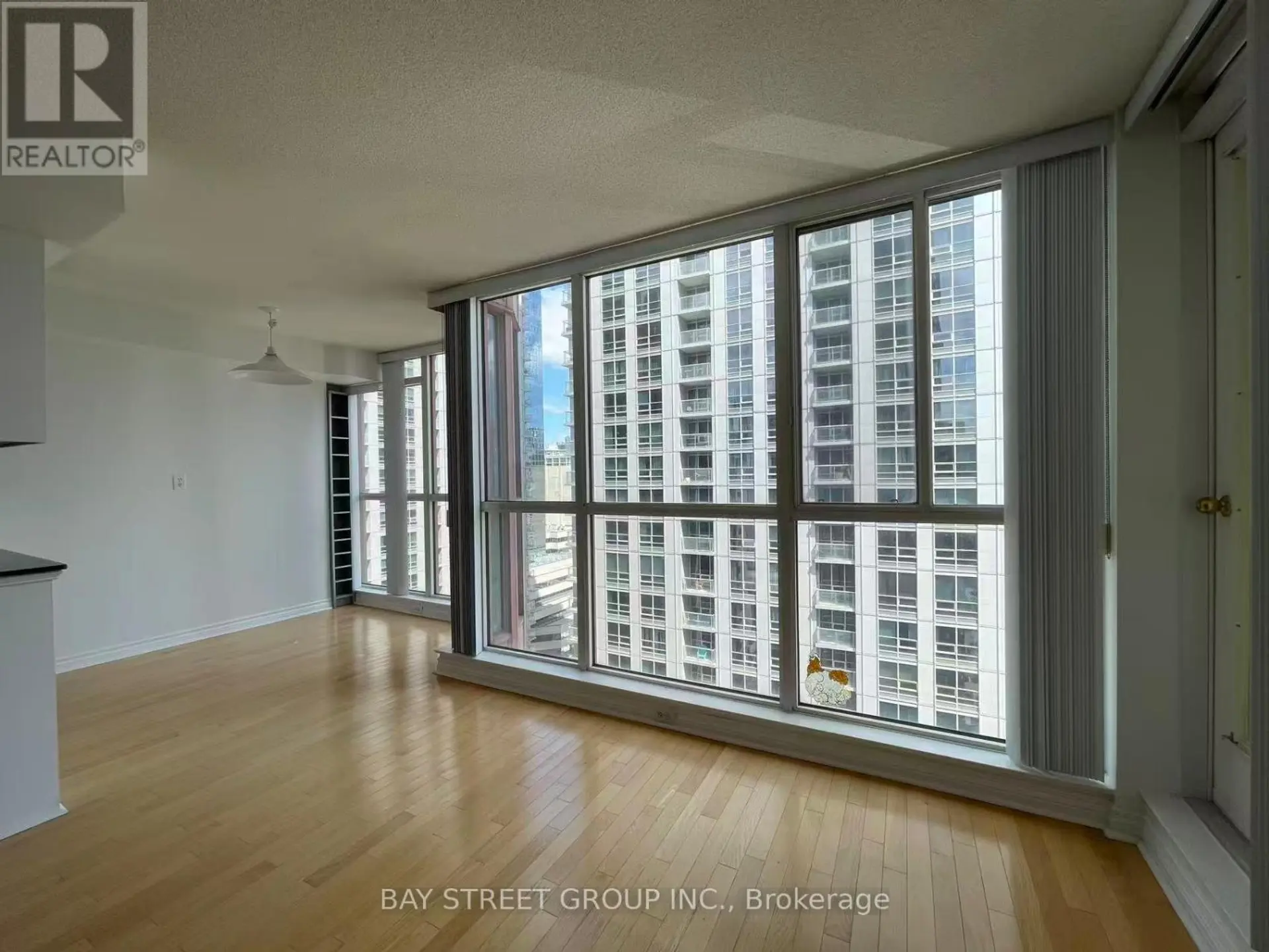 #1910 736 BAY STREET - Image 4