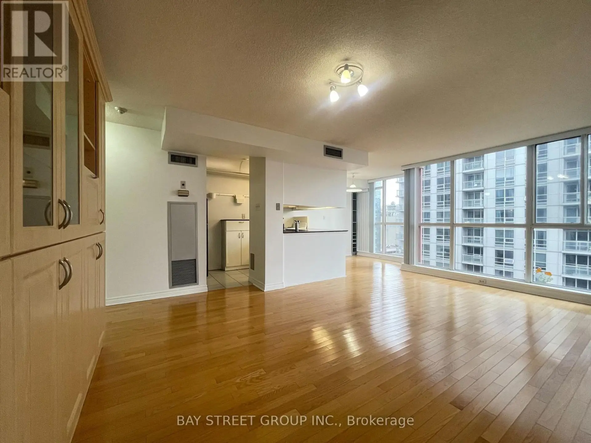 #1910 736 BAY STREET - Image 3