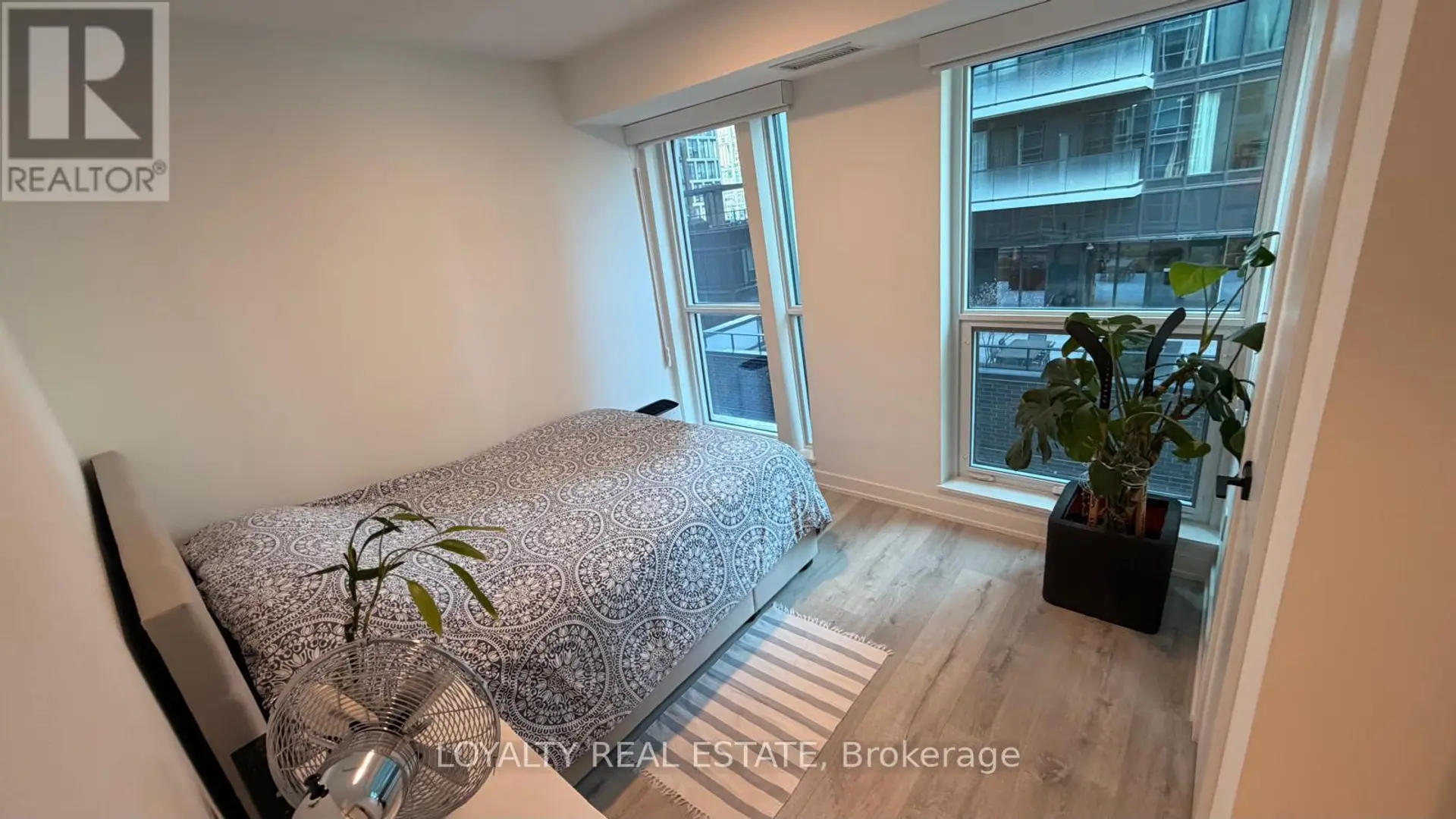 #805 327 KING STREET W - Image 11