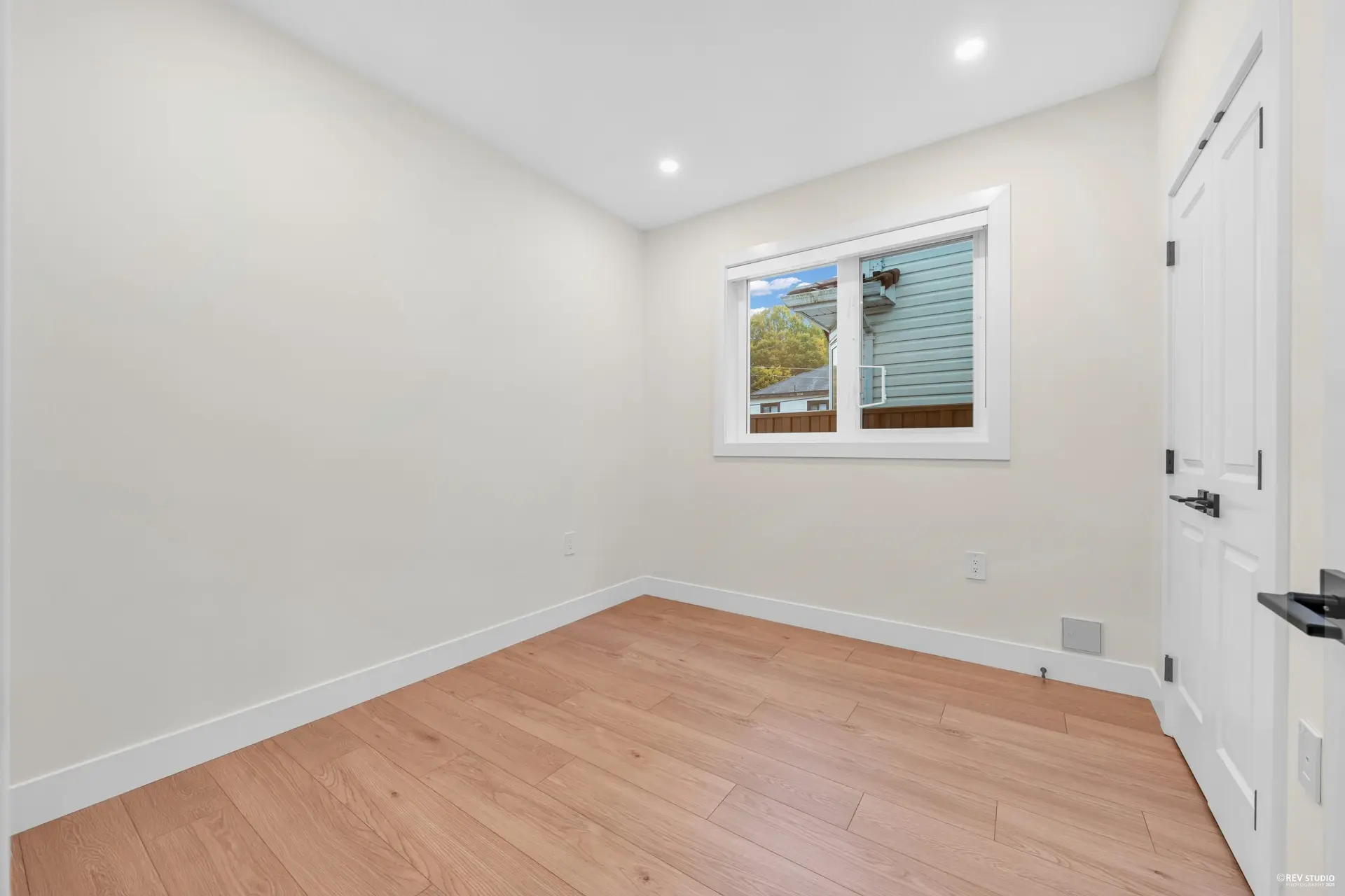 #2 3090 Vanness Avenue - Image 8