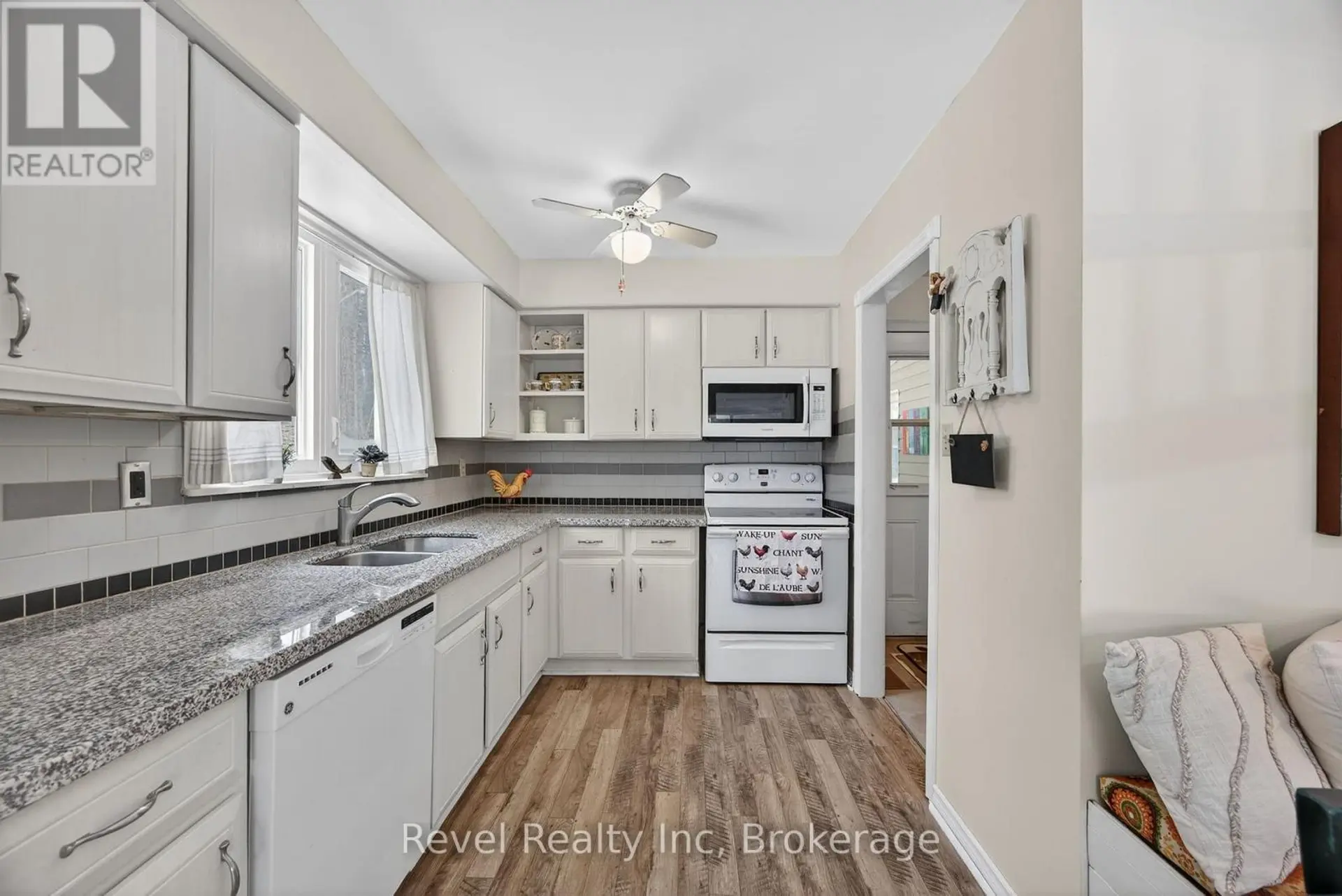 8 MANITOU CRESCENT - Image 2