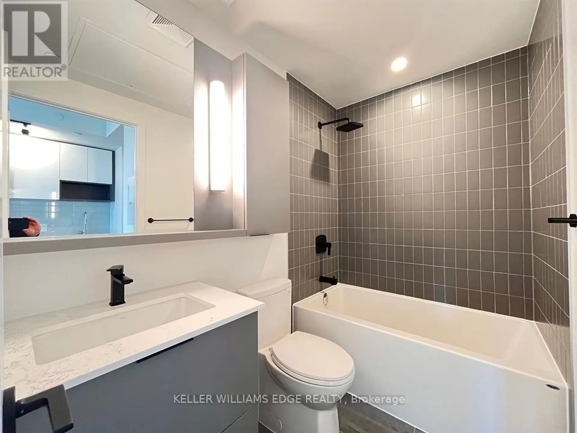 #2711 5 DEFRIES STREET - Image 9