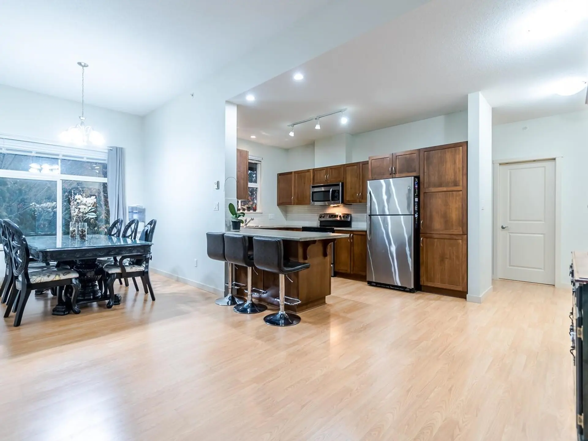 #407 33338 E Bourquin Crescent - Image 2