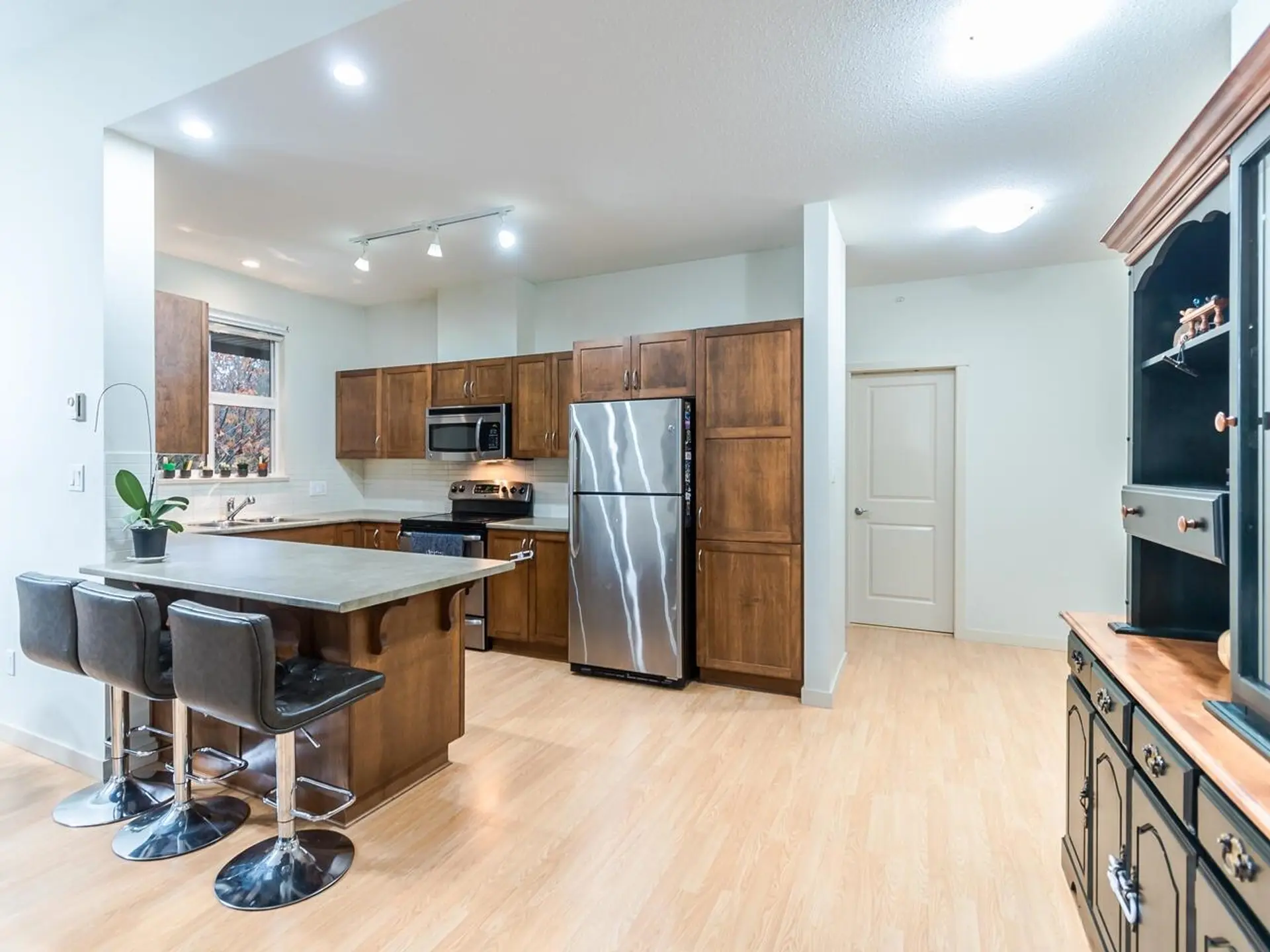 #407 33338 E Bourquin Crescent - Image 5