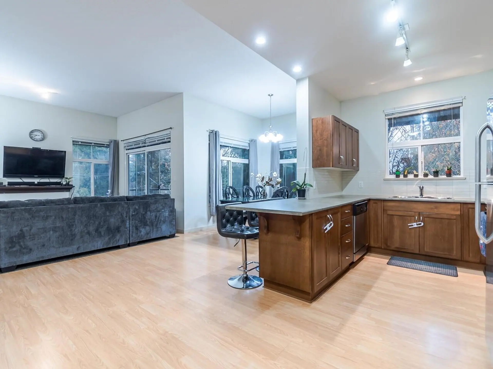 #407 33338 E Bourquin Crescent - Image 4