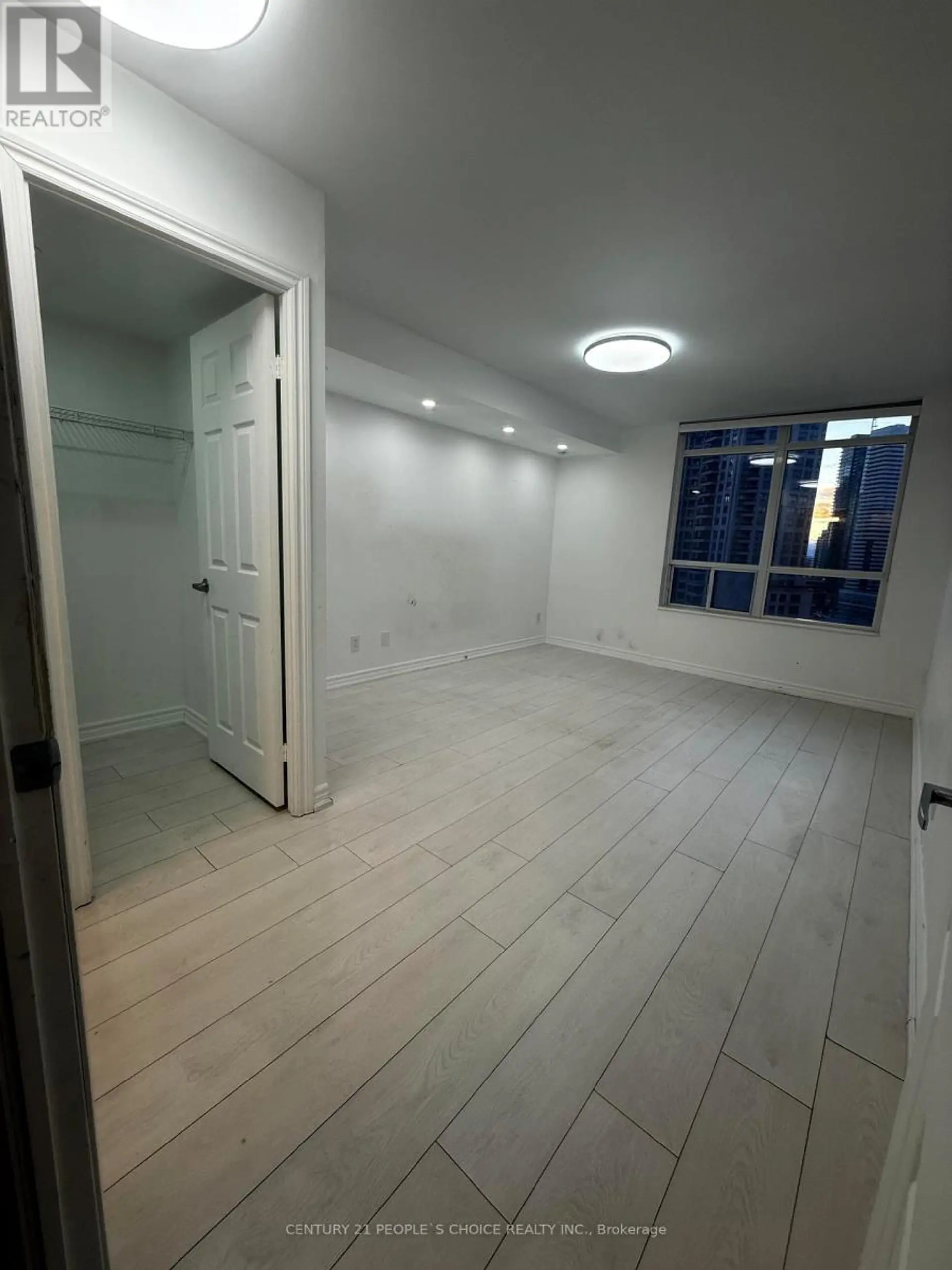 #1906 3880 DUKE OF YORK BOULEVARD - Image 15