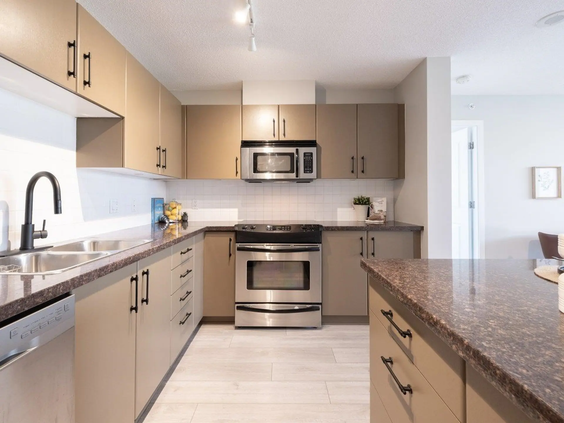 #1005 2088 Madison Avenue - Image 4
