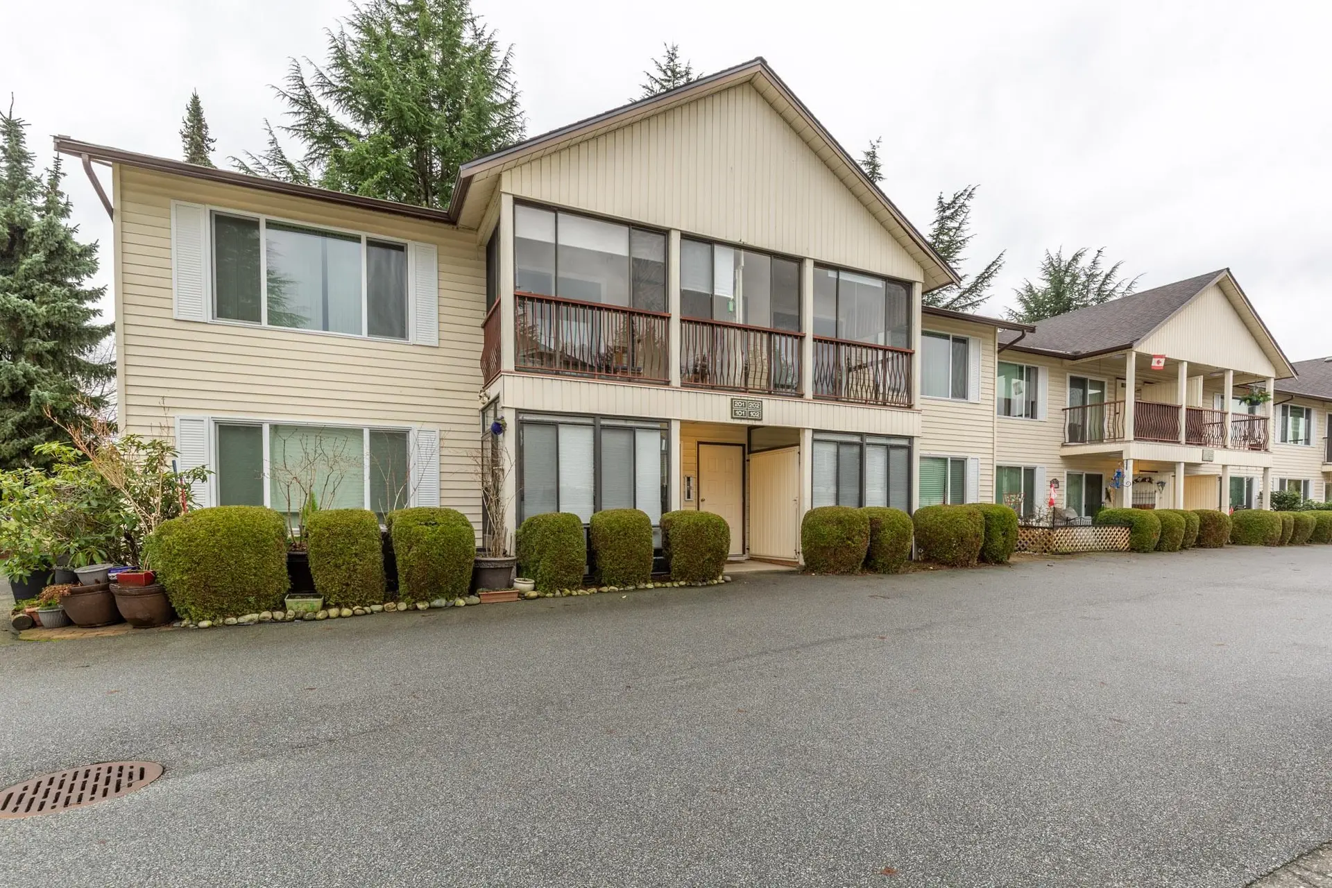 Property at #202 2853 Bourquin Crescent, Abbotsford, BC
