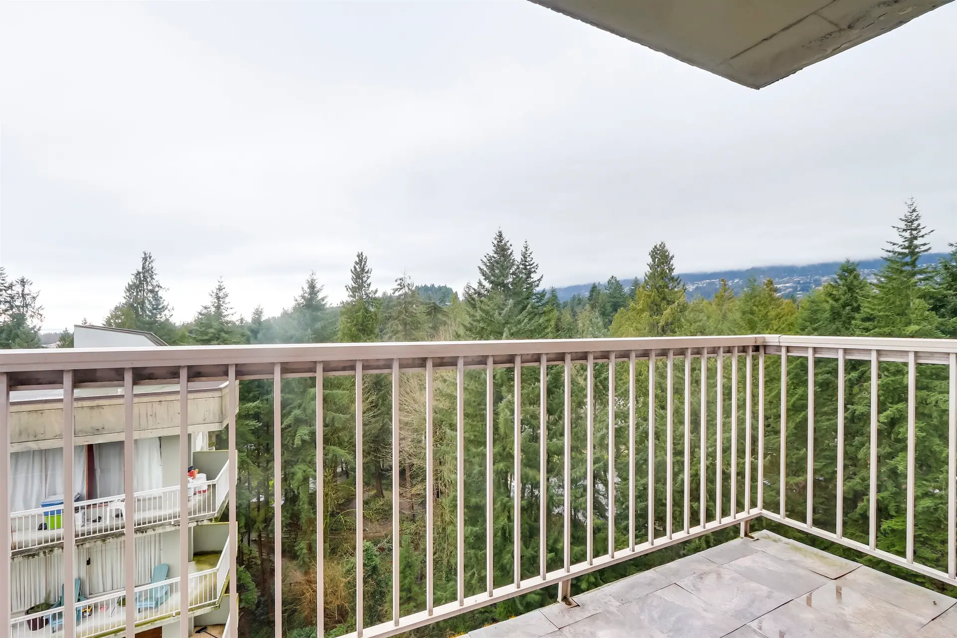 #1411 2016 Fullerton Avenue - Image 6