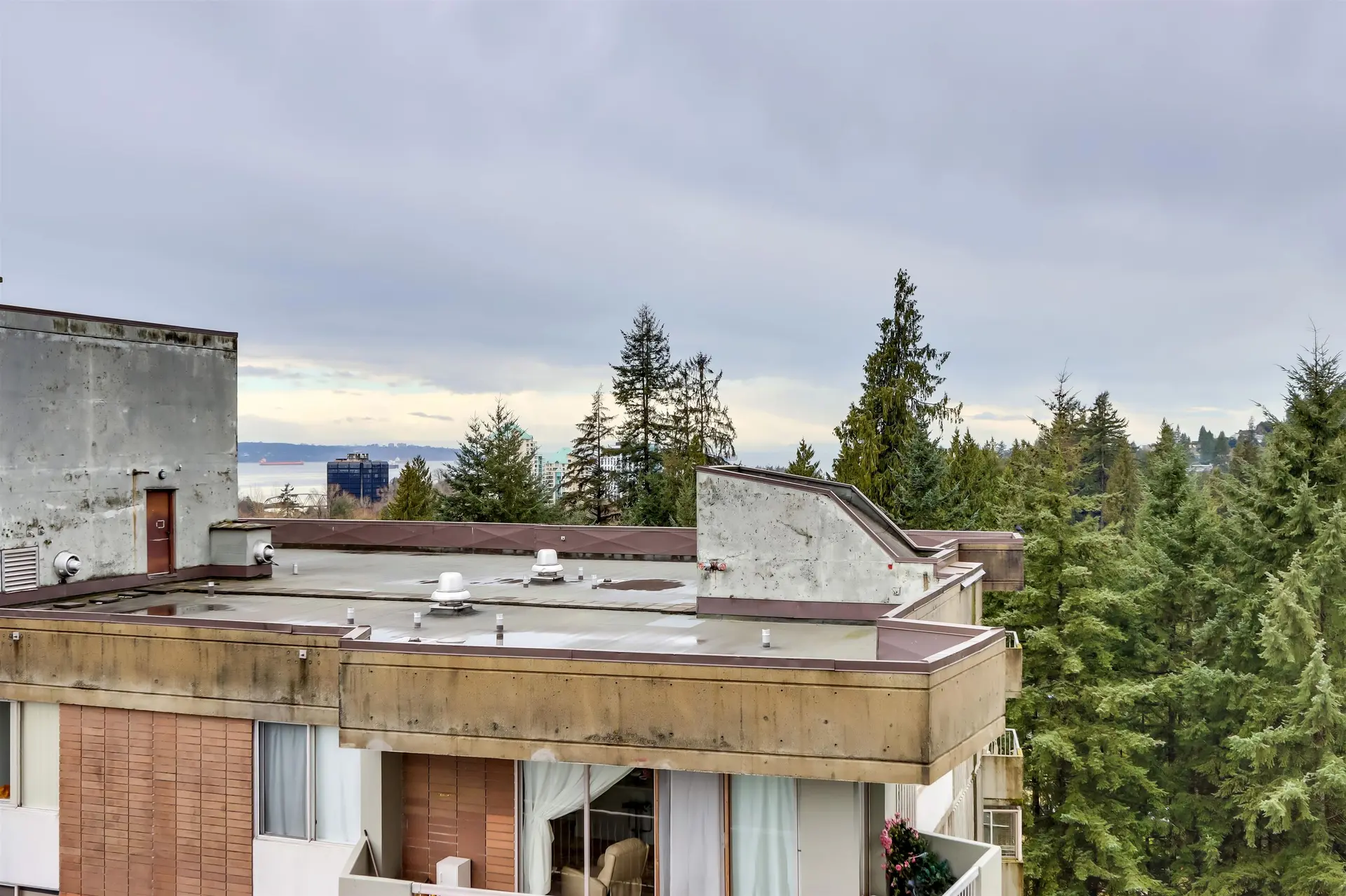 #1411 2016 Fullerton Avenue - Image 4