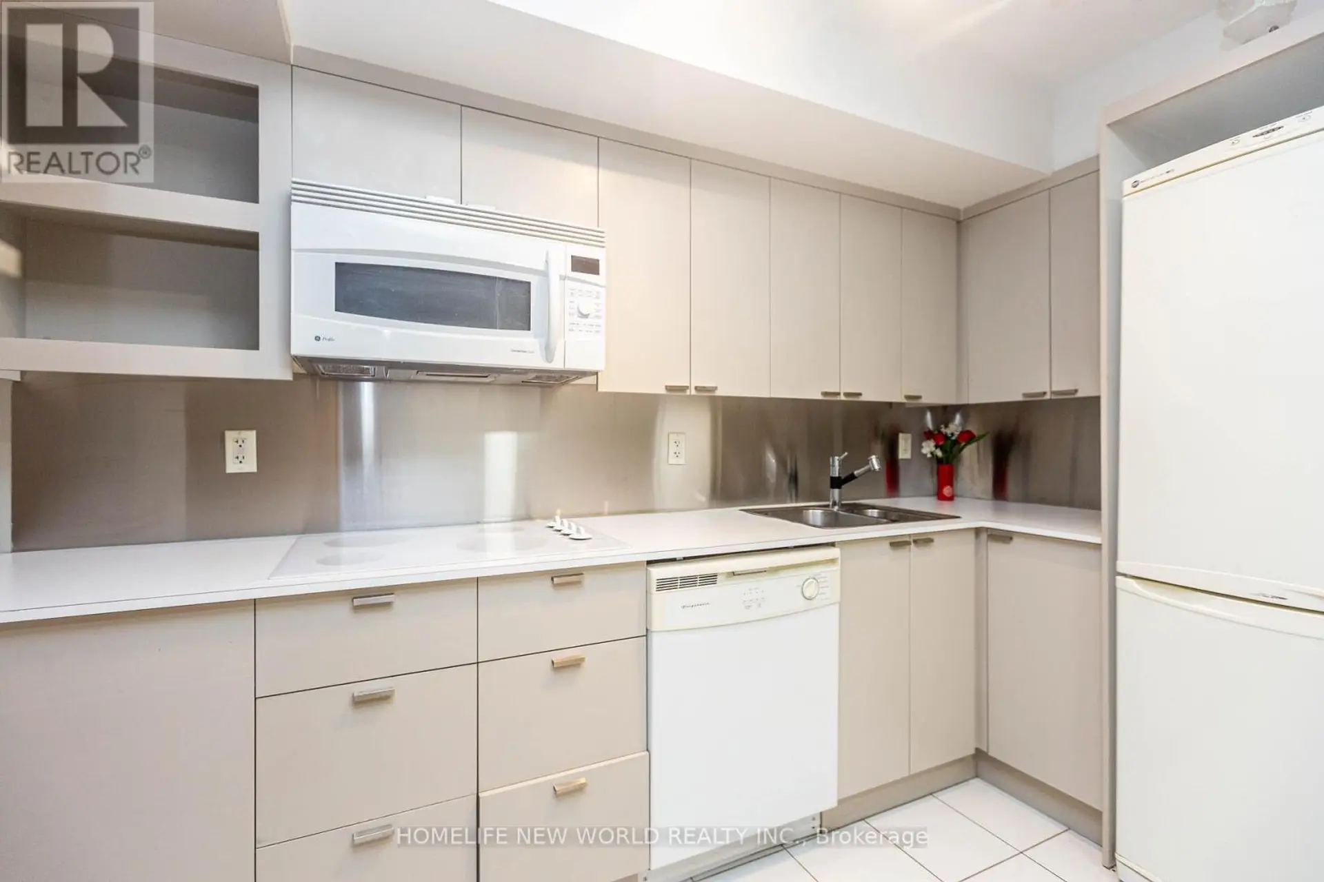 #951 111 ELIZABETH STREET - Image 5