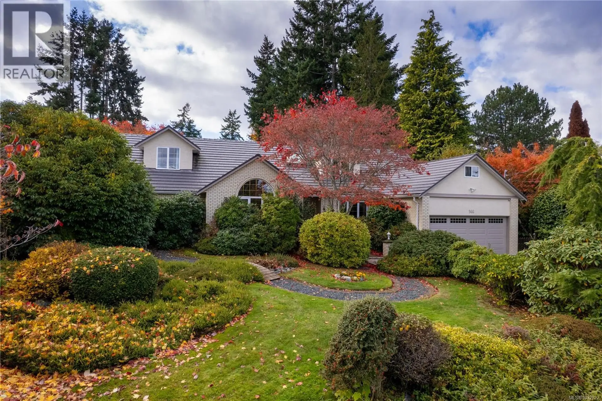 Property at 566 Crescent Rd W, Qualicum Beach, BC