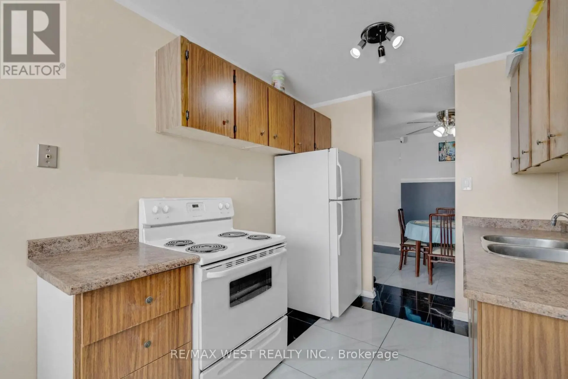 #407 21 KNIGHTSBRIDGE ROAD - Image 4