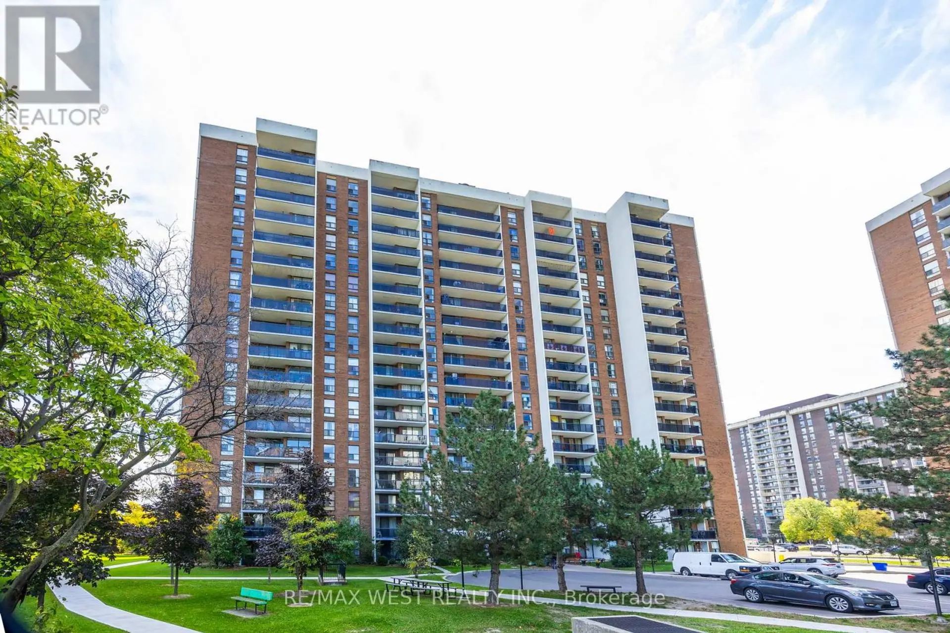 #407 21 KNIGHTSBRIDGE ROAD - Image 1
