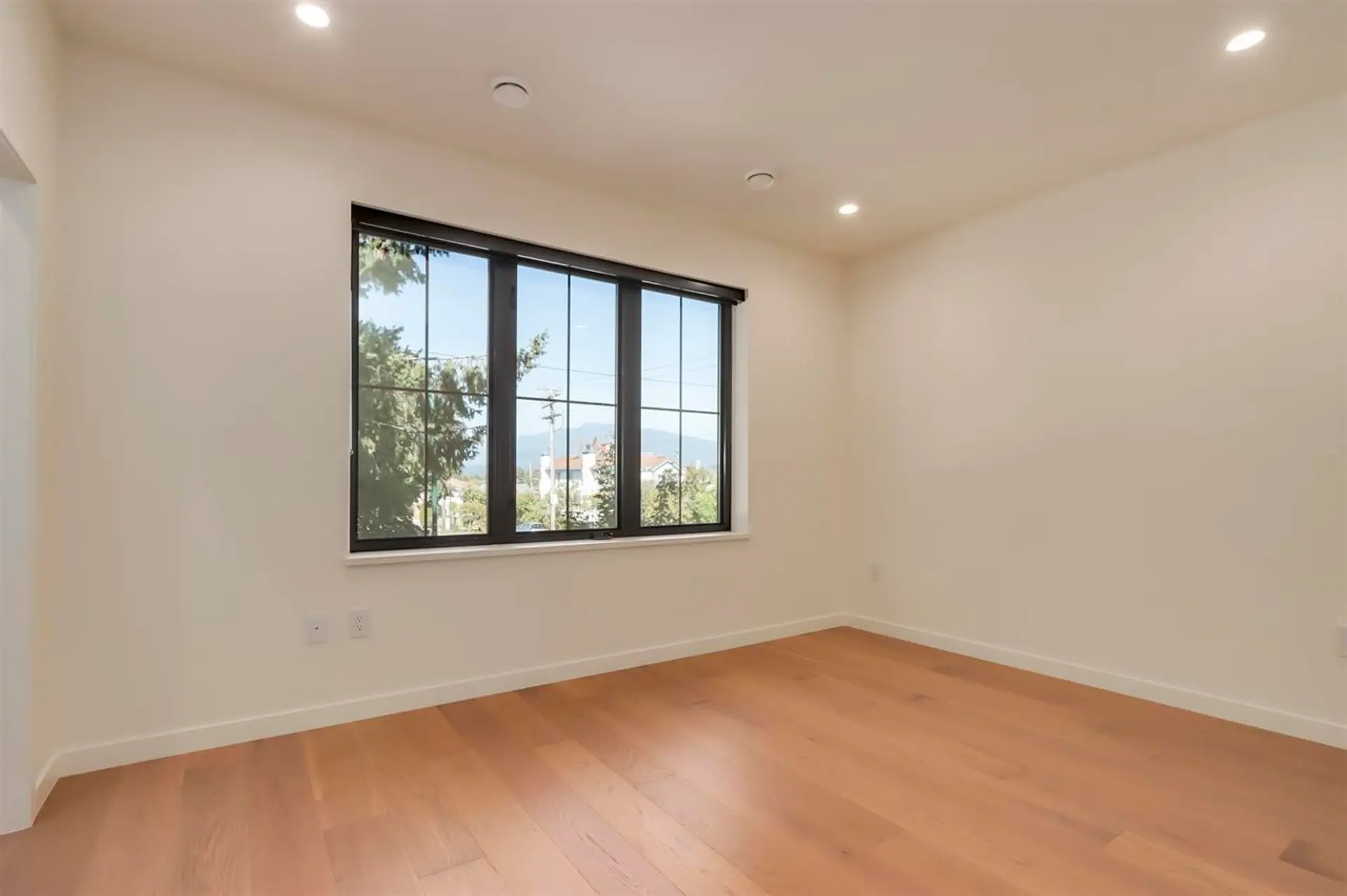2698 E 5th Avenue - Image 7