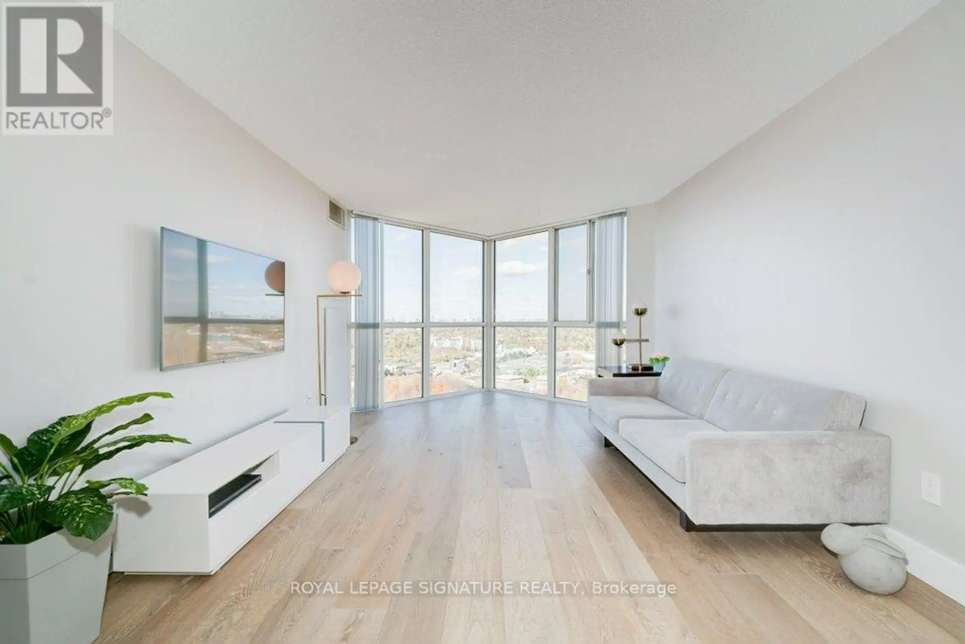 #2812 7 CONCORDE PLACE - Image 2