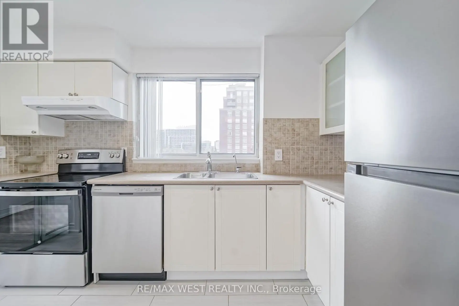 #602 1 HYCREST AVENUE - Image 3