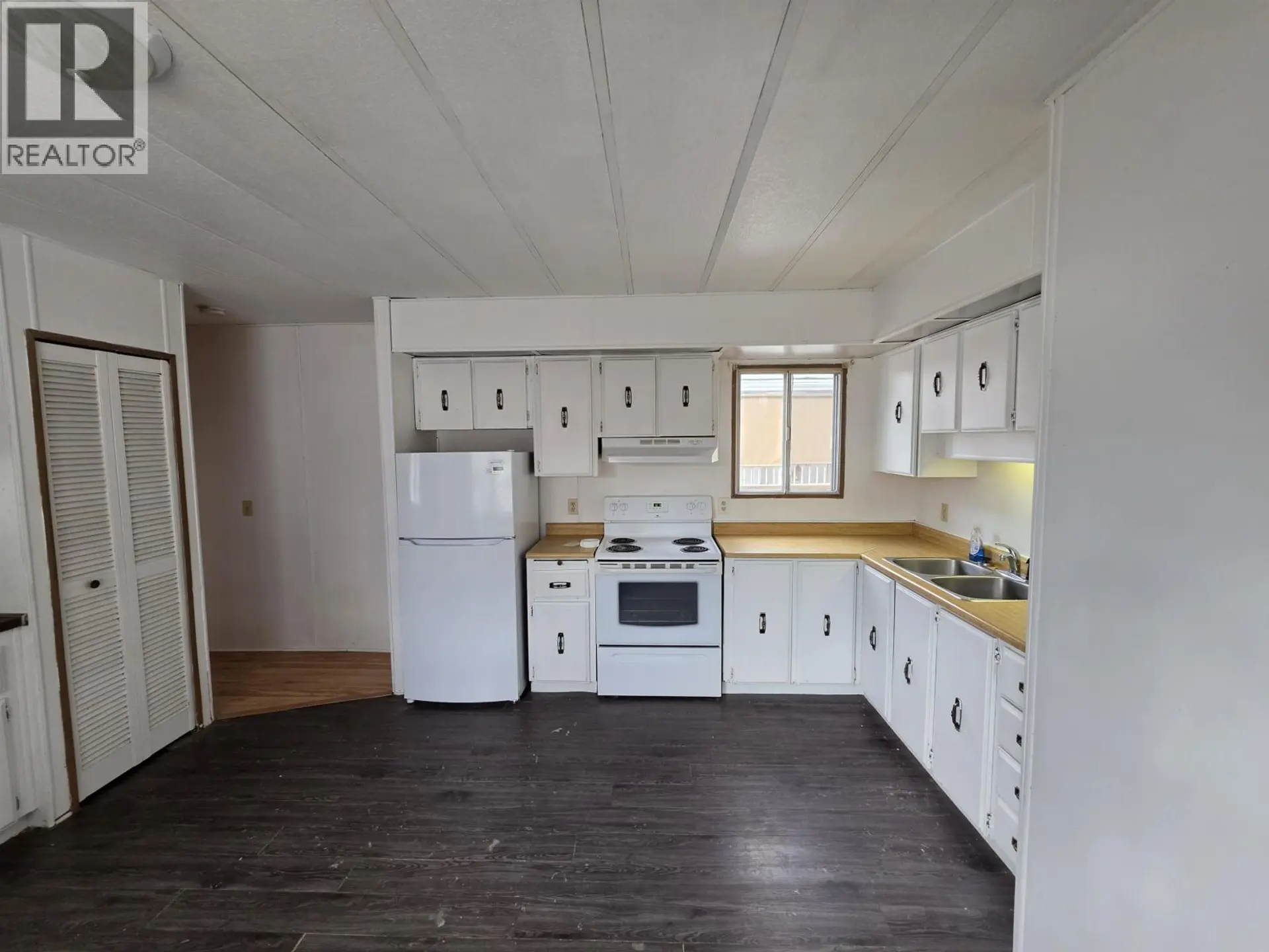 #21 654 NORTH FRASER DRIVE - Image 7