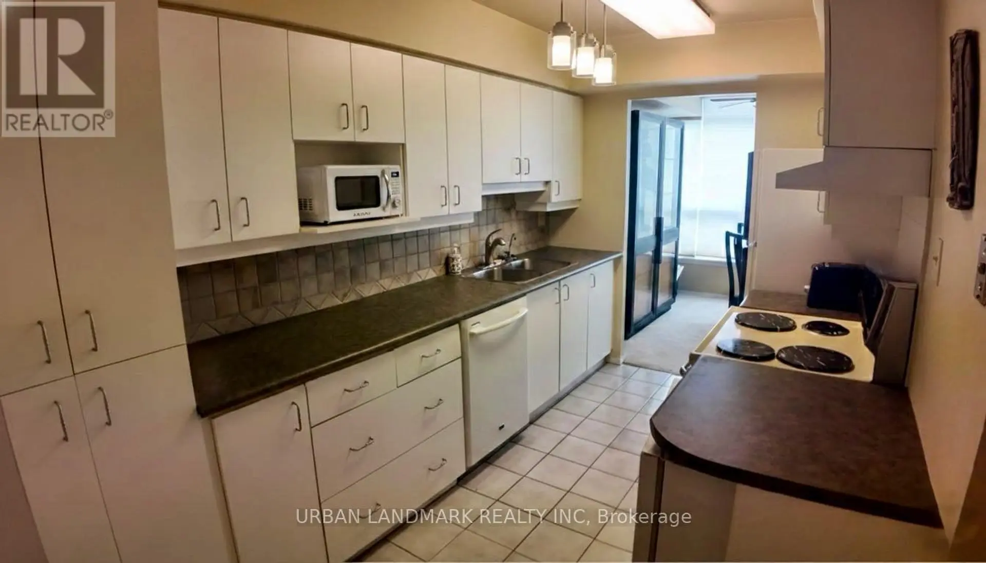 #1901 55 ELM DRIVE W - Image 4