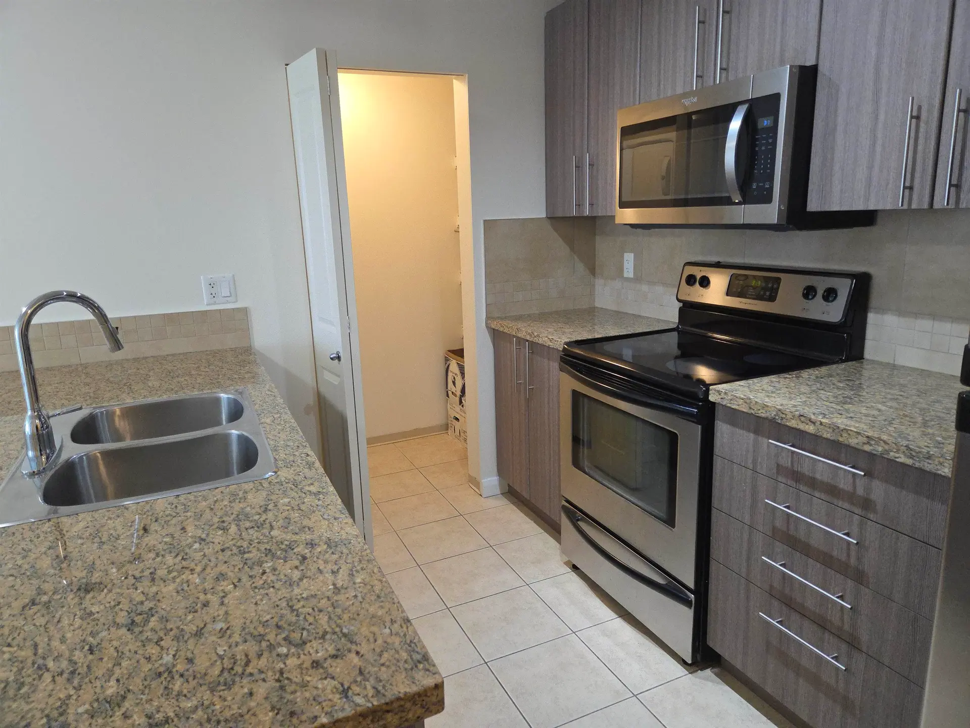 #1005 898 Carnarvon Street - Image 2