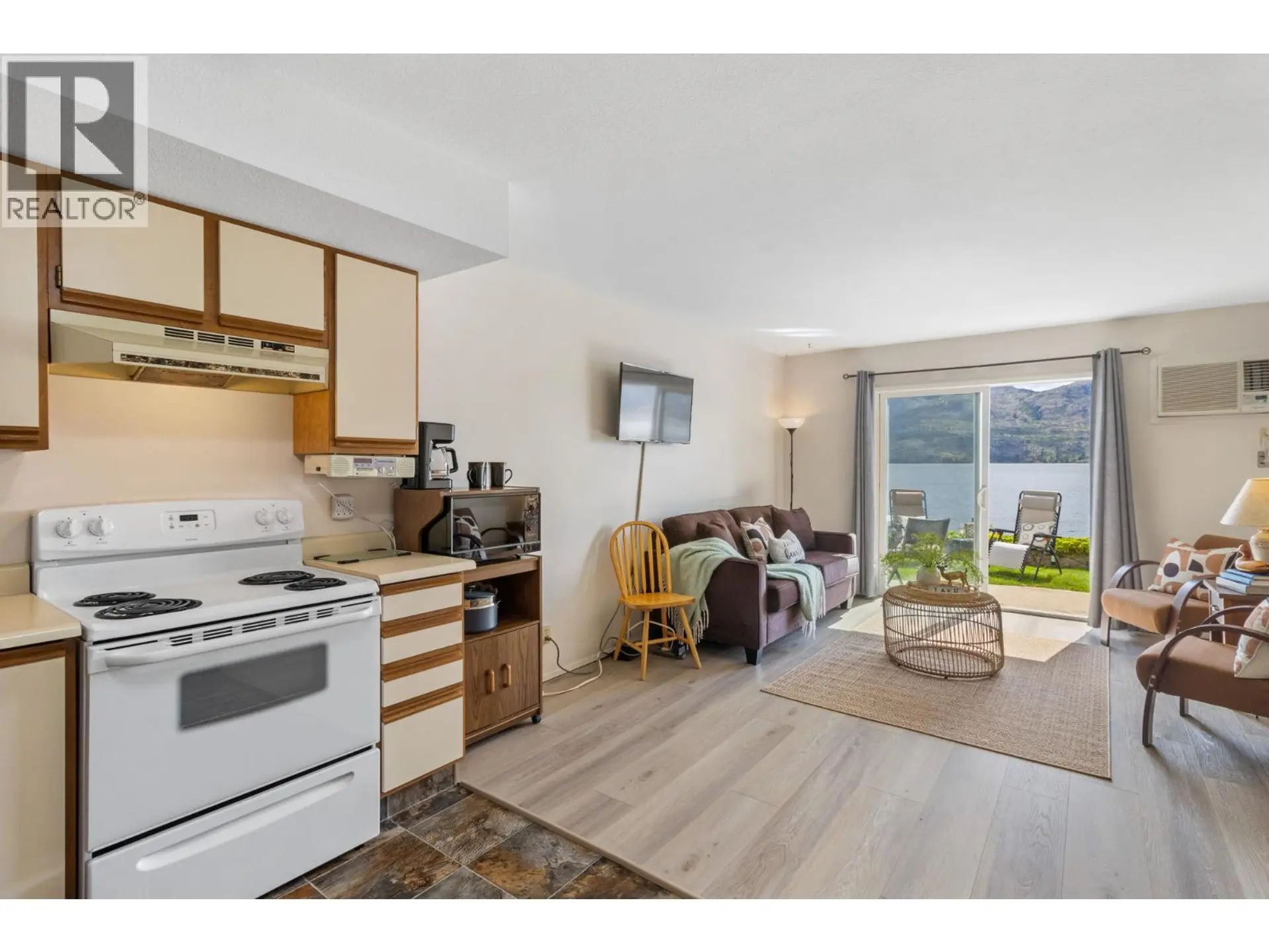 #100 3050 Seclusion Bay Road - Image 16