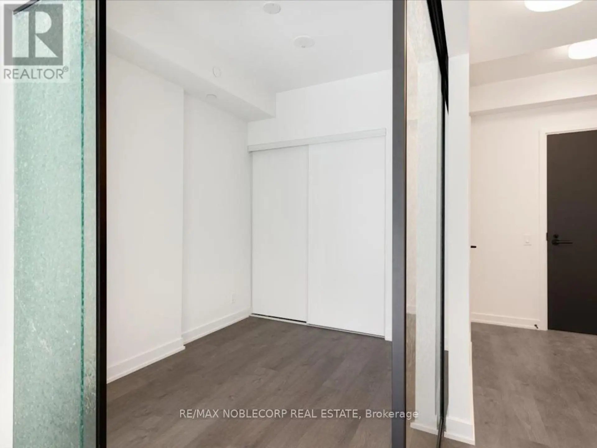 #712 108 PETER STREET - Image 9