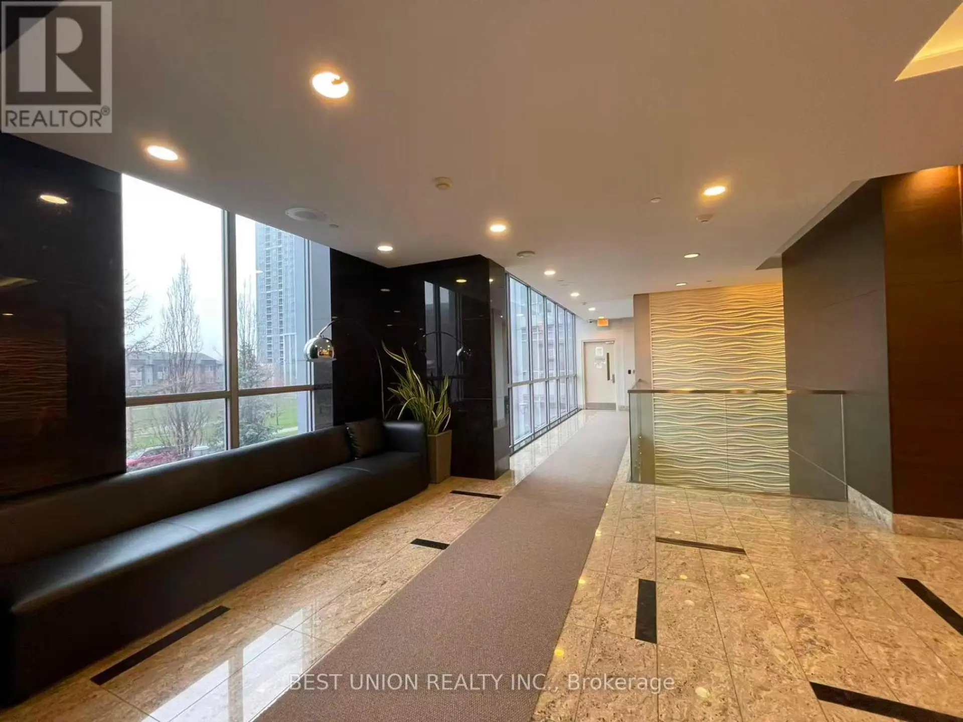 #PH20 181 VILLAGE GREEN SQUARE - Image 6