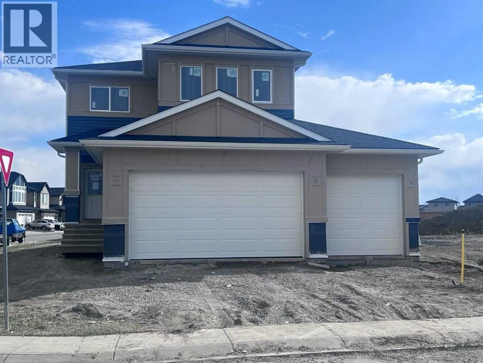 880 Hampshire Crescent NE - Image 3