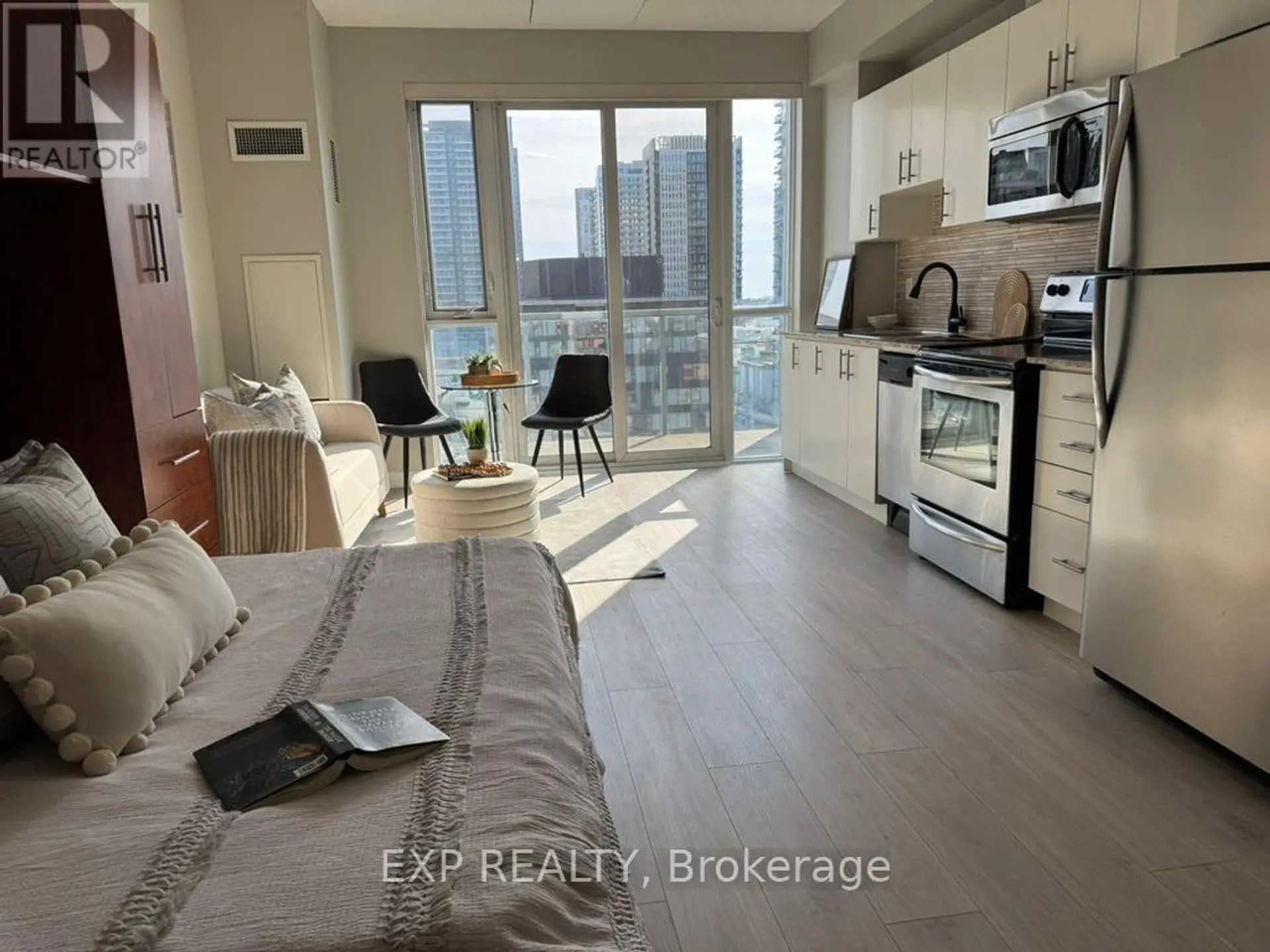 #917 25 COLE STREET - Image 4