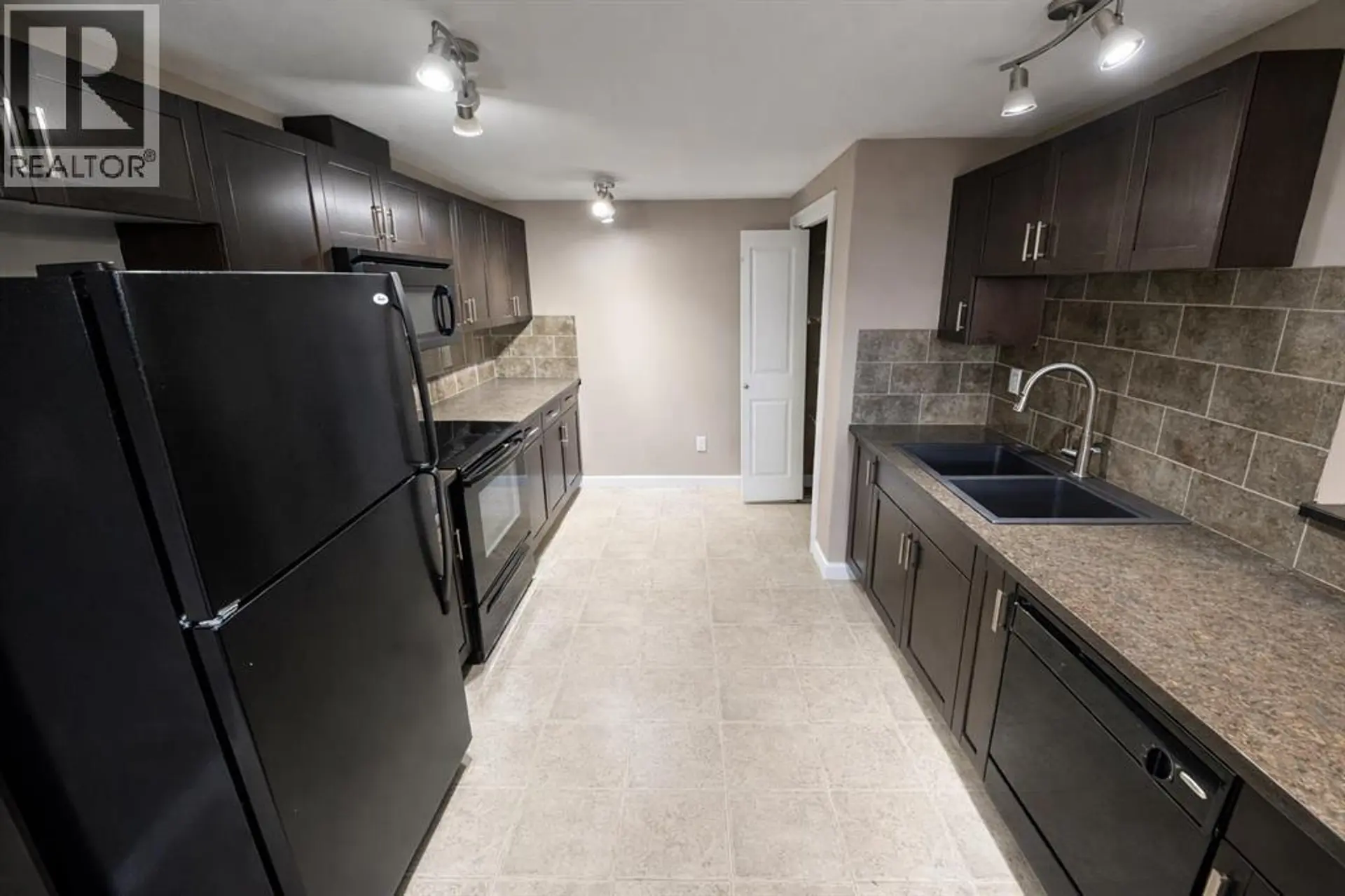 #2 189 Silkstone Road W - Image 8