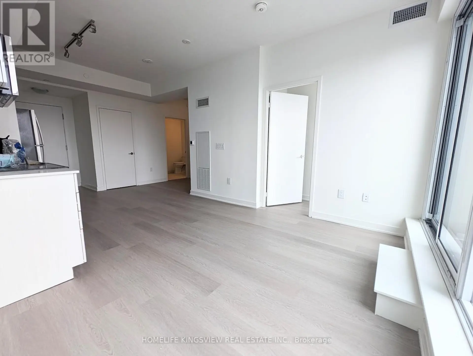 #910 859 THE QUEENSWAY - Image 3
