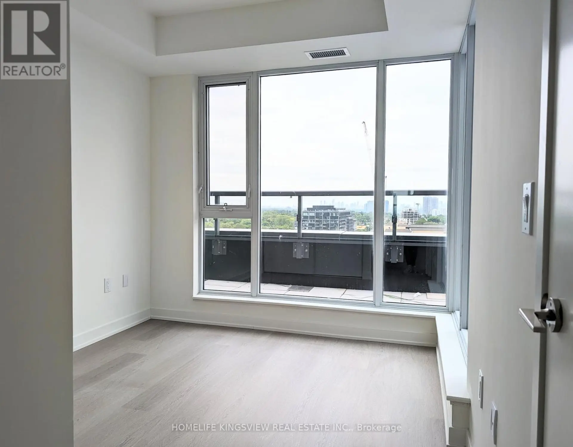 #910 859 THE QUEENSWAY - Image 9