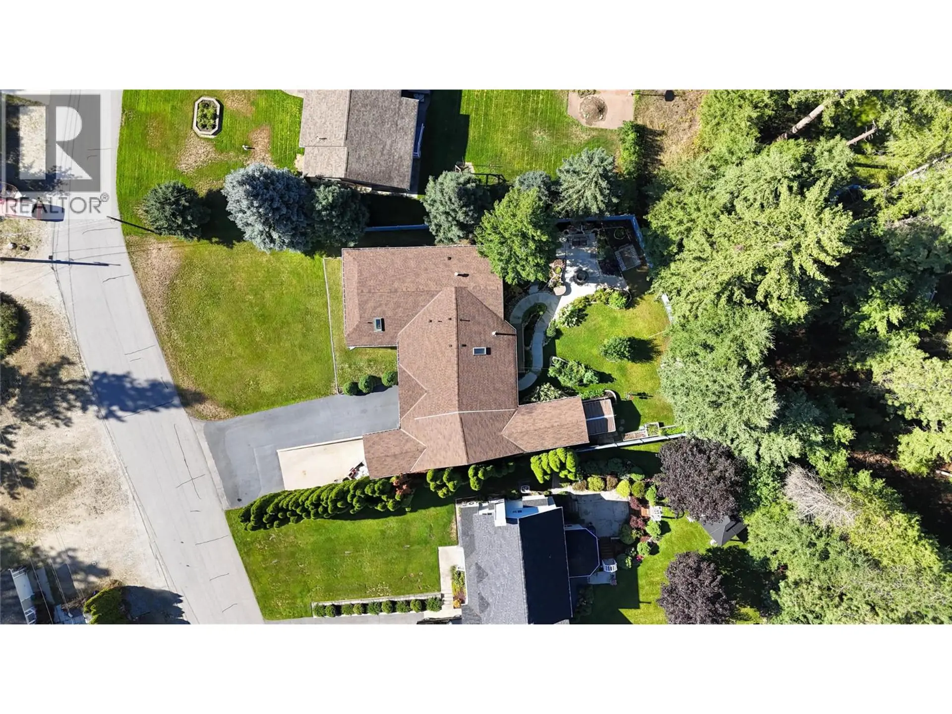 817 Smith Crescent - Image 11