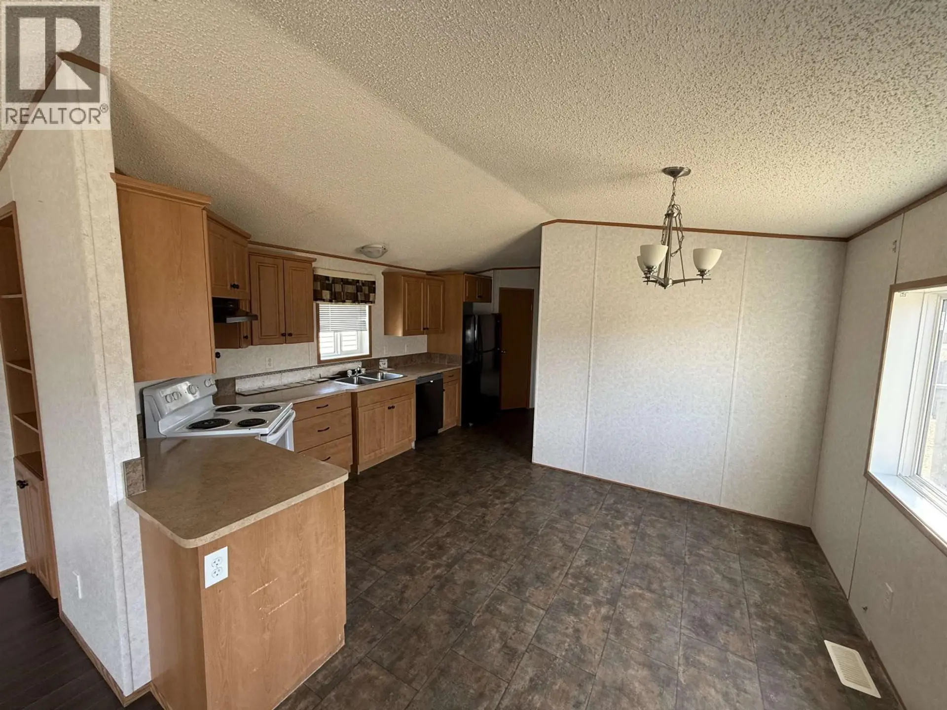 8101 85A AVENUE - Image 2