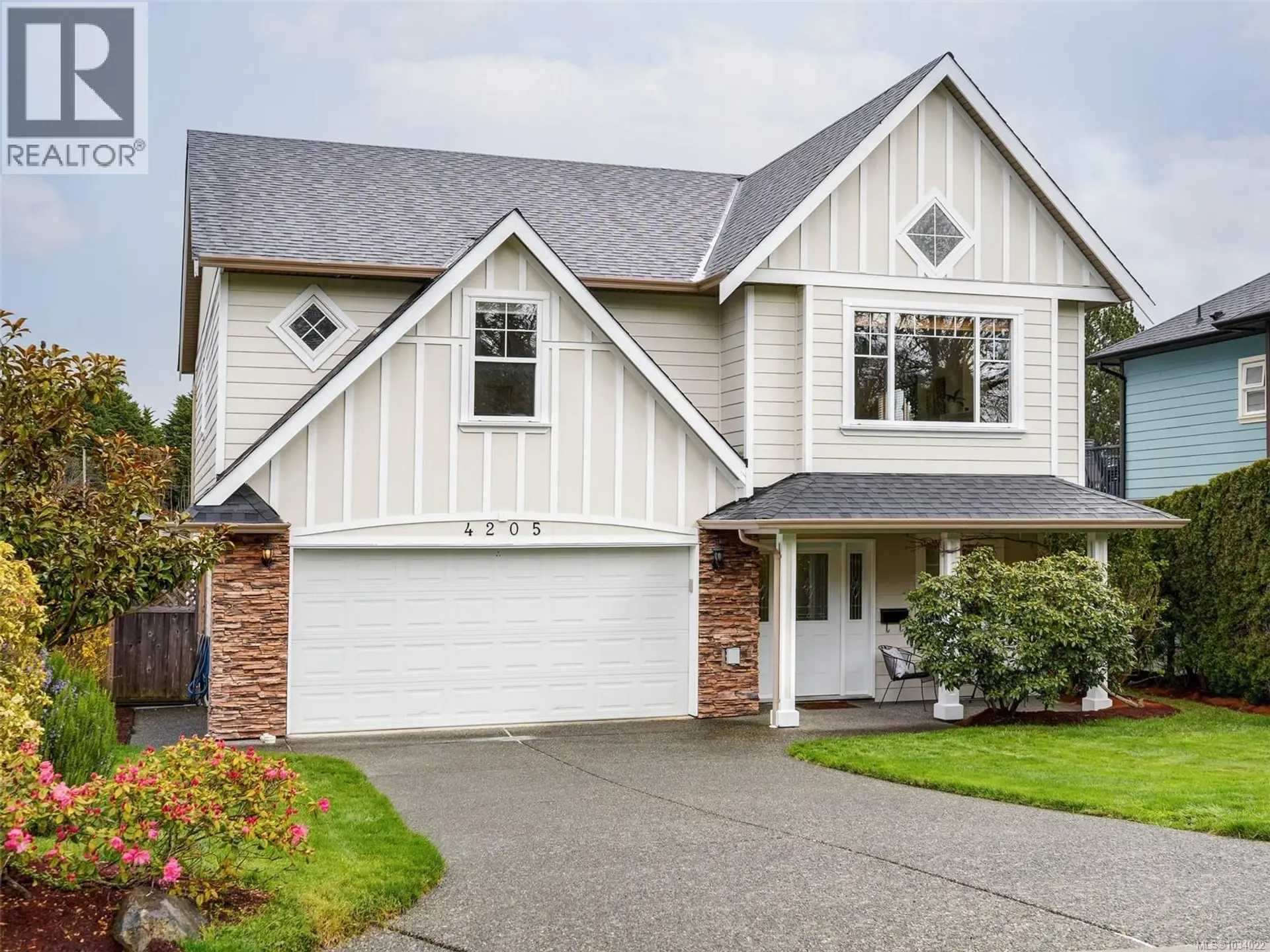 Property at 4205 Oakview Pl, Saanich, BC