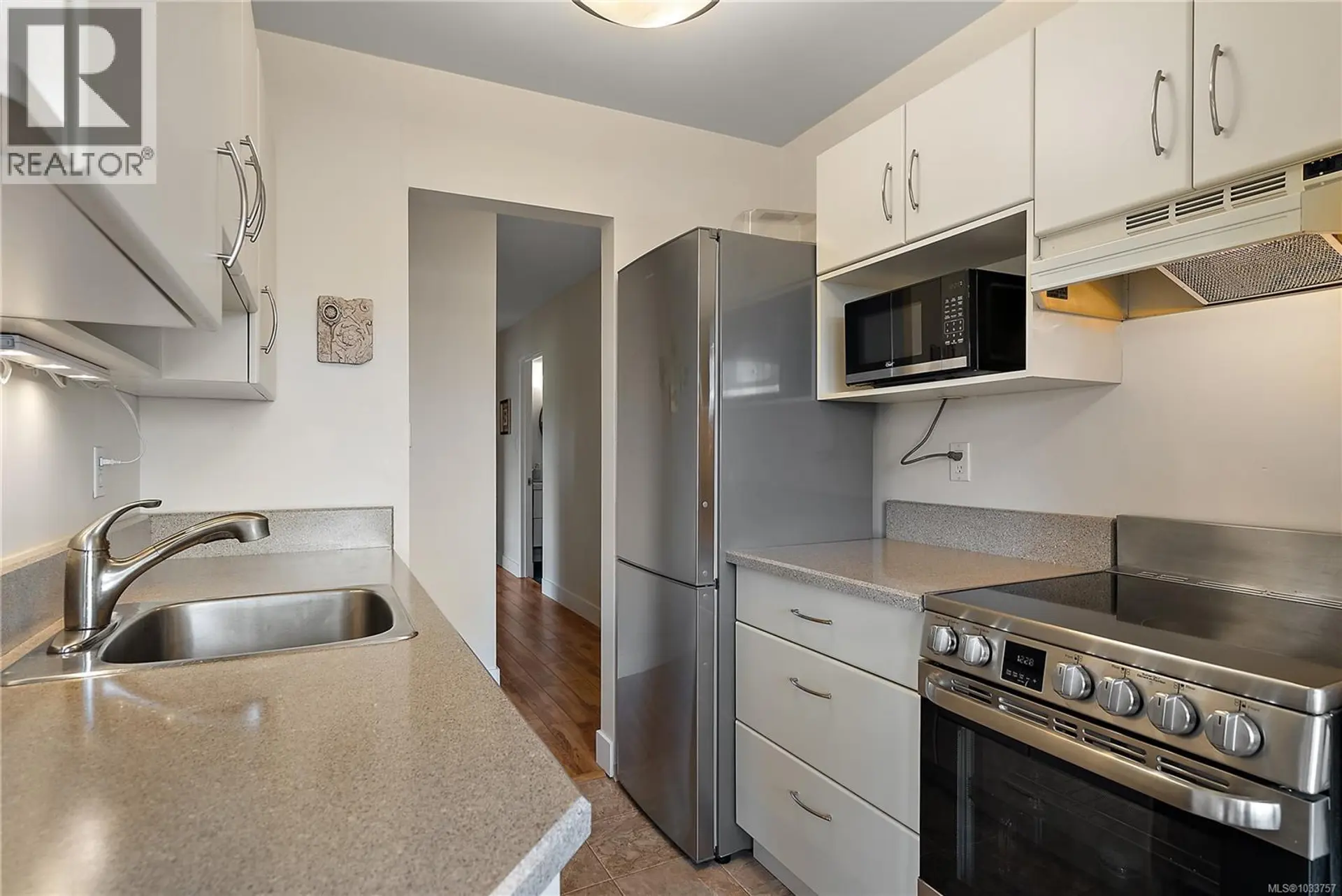 #324 964 Heywood Ave - Image 5