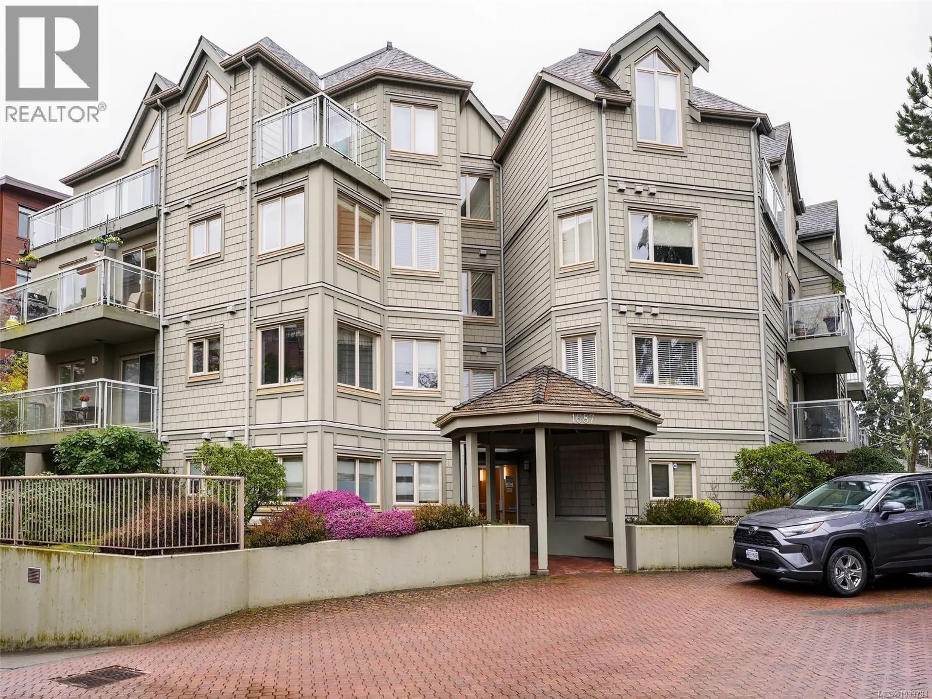 Property at #301 1687 Poplar Ave, Saanich, BC