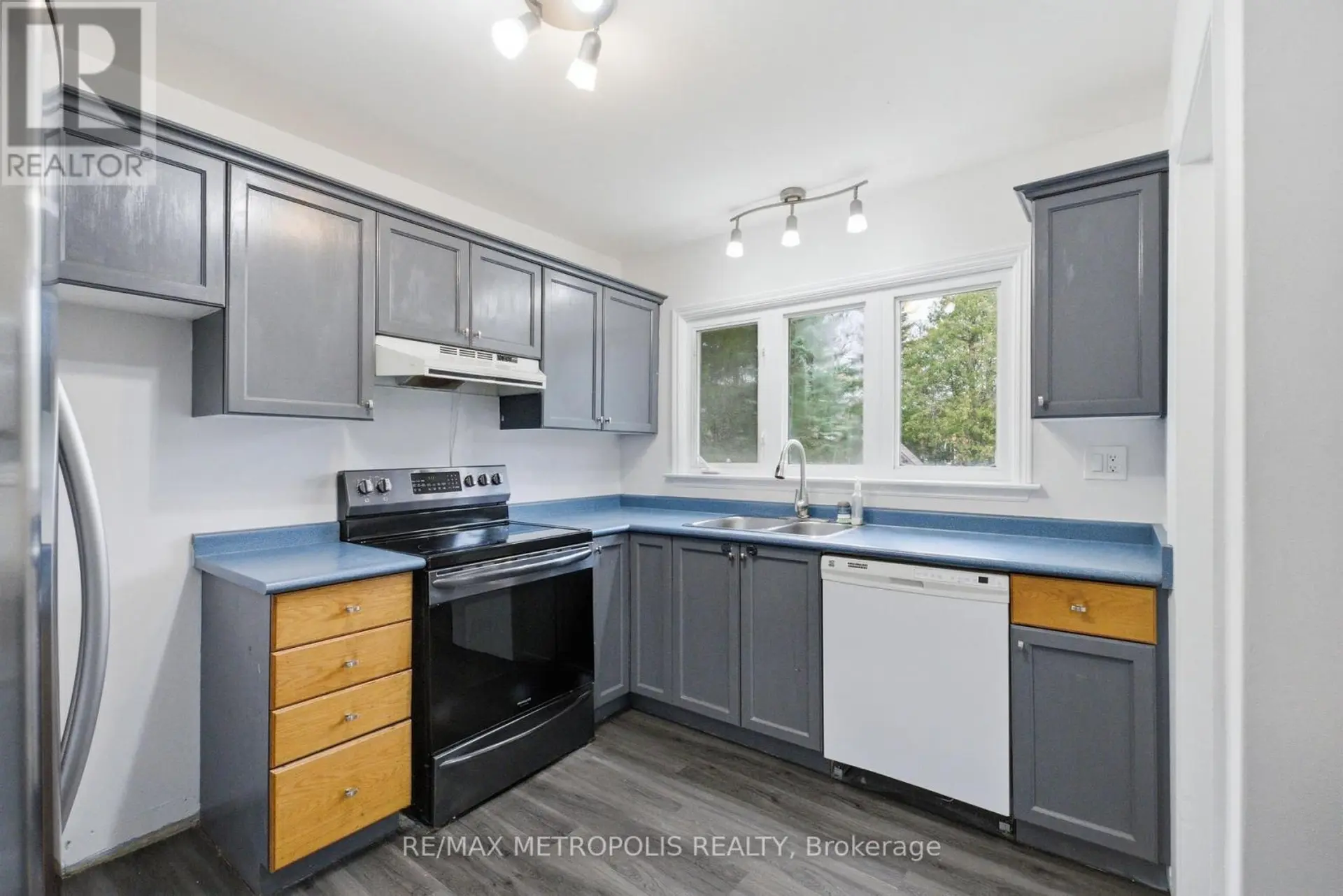 148 WINCHESTER ROAD E - Image 2