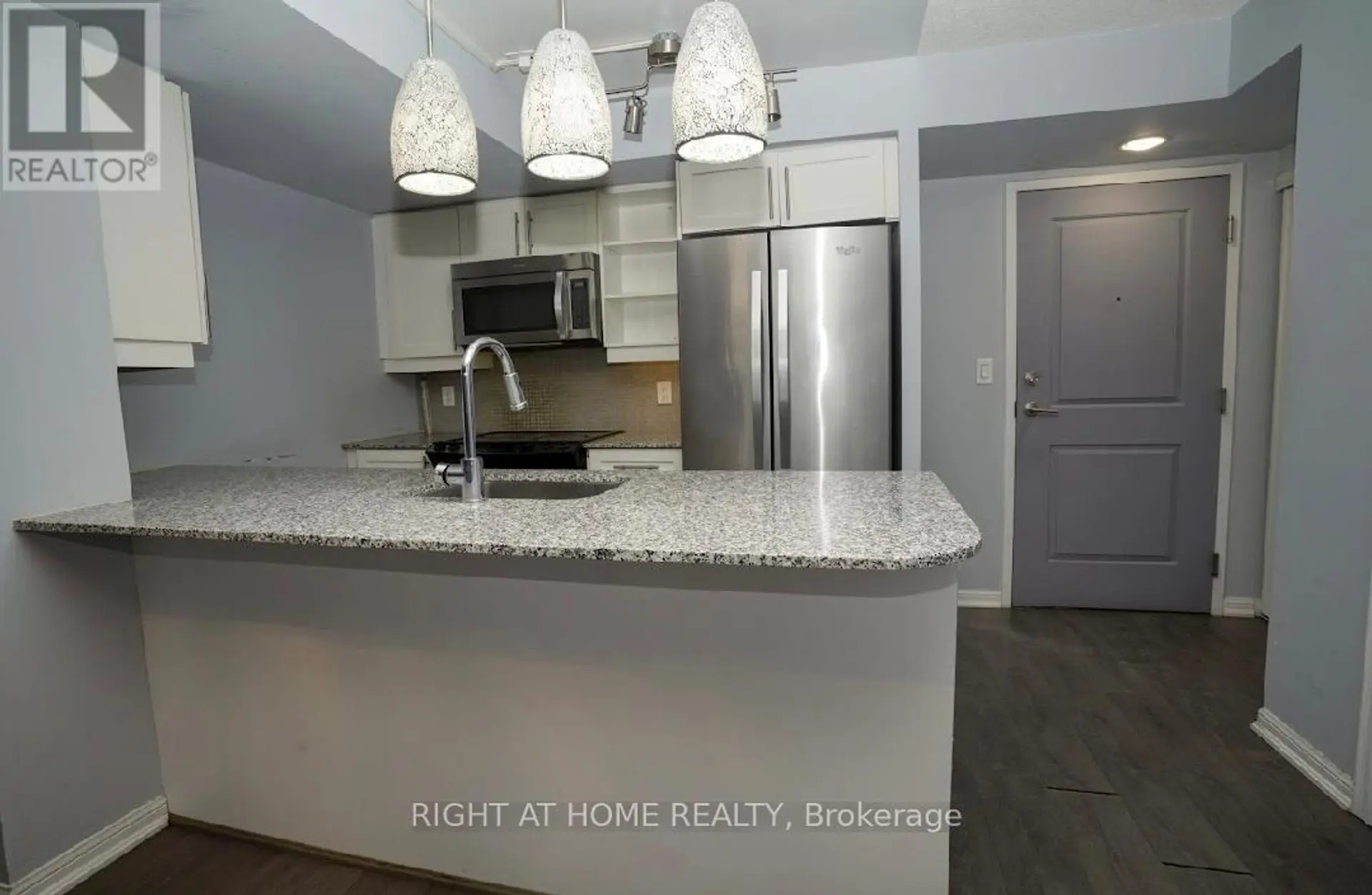 #706 35 BASTION STREET - Image 3