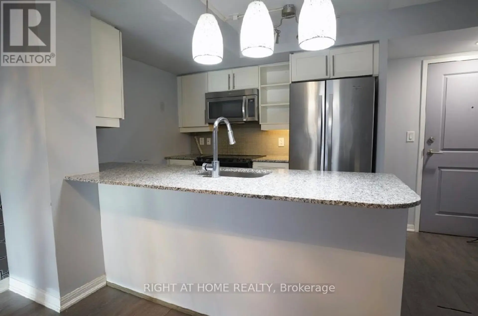 #706 35 BASTION STREET - Image 4