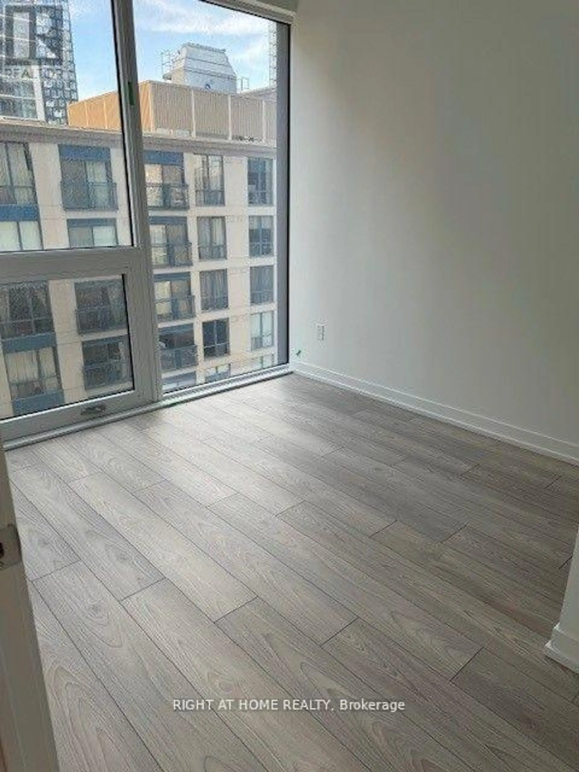#1011 82 DALHOUSIE STREET - Image 2