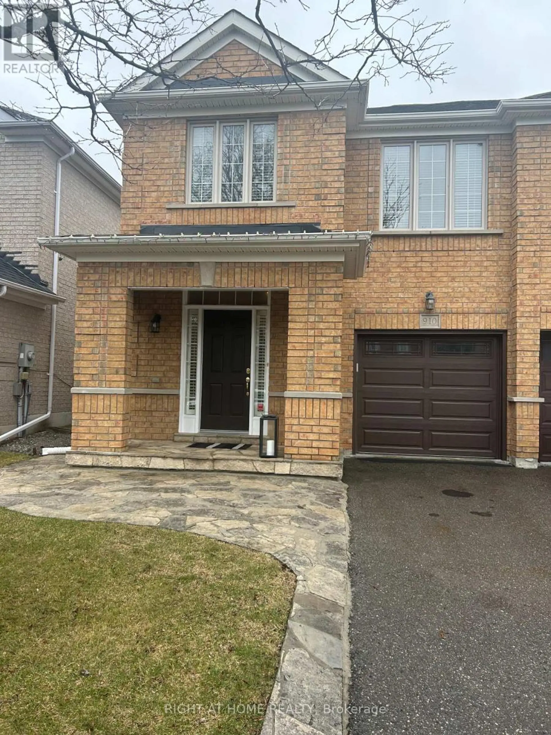 910 OAKTREE CRESCENT - Image 1