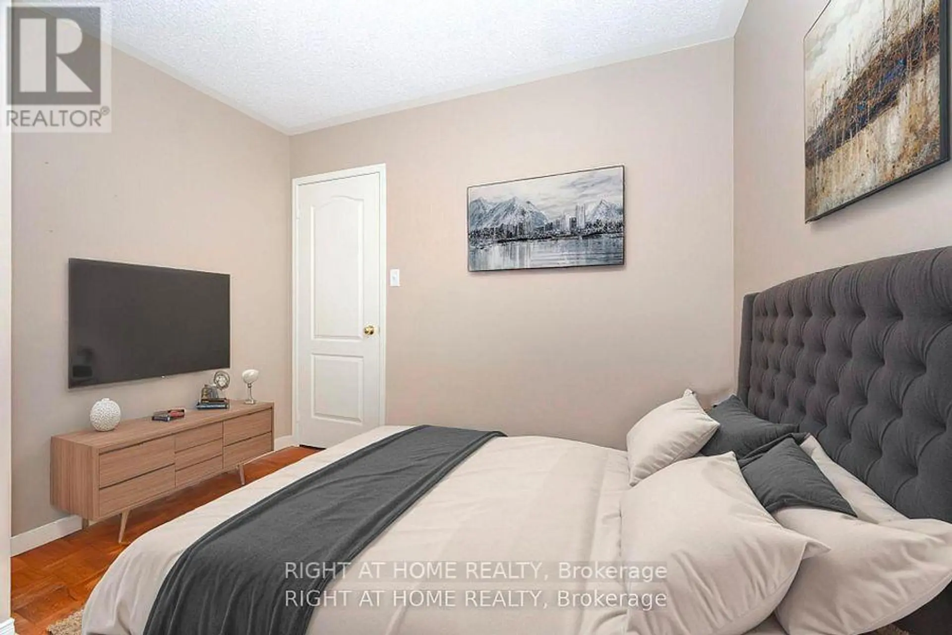 910 OAKTREE CRESCENT - Image 13