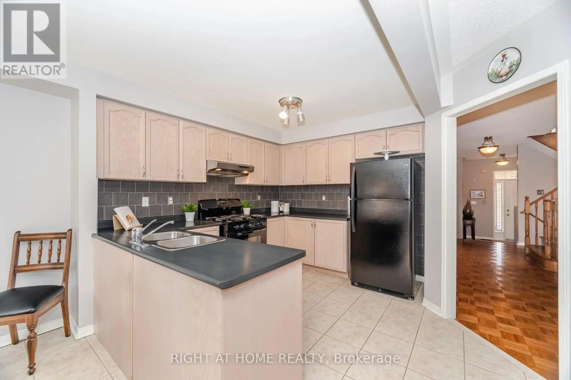 910 OAKTREE CRESCENT - Image 7
