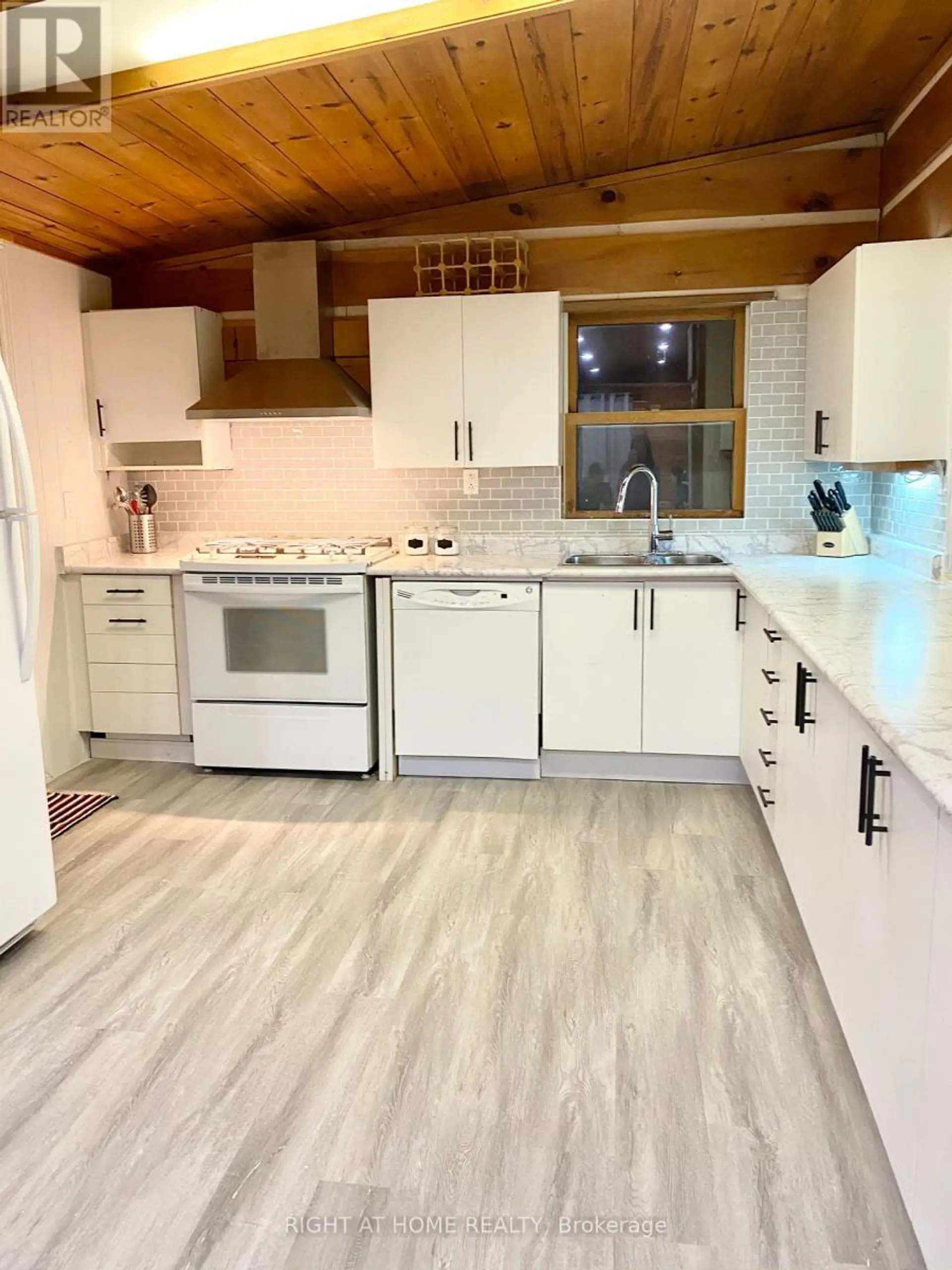 108 SETTLERS WAY - Image 4