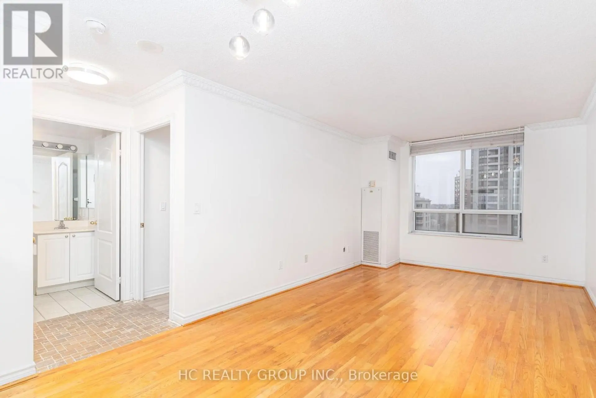 #1008 18 SOMMERSET WAY - Image 4